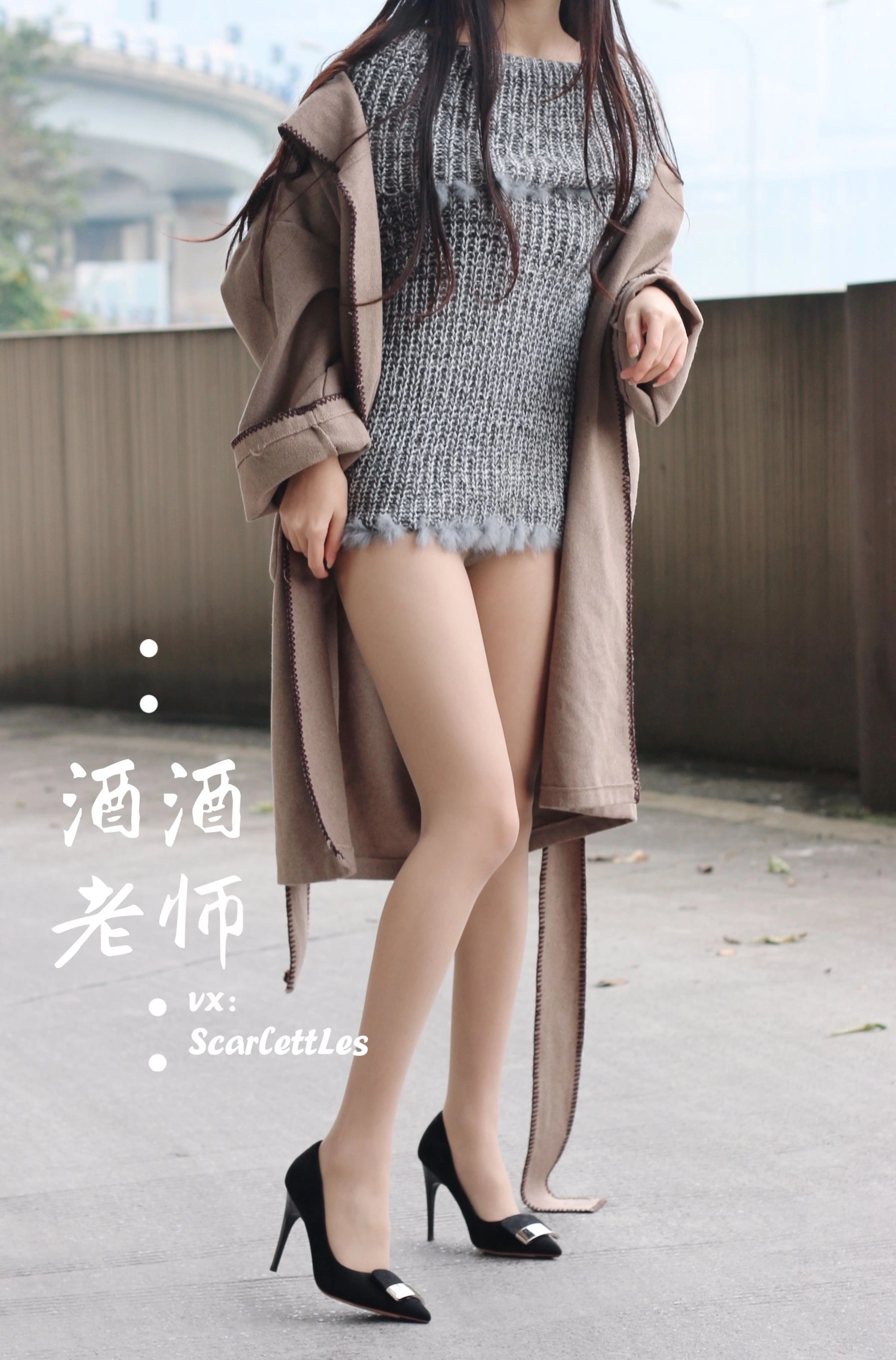 酒酒老师 – 停车场里的超短裙插图3