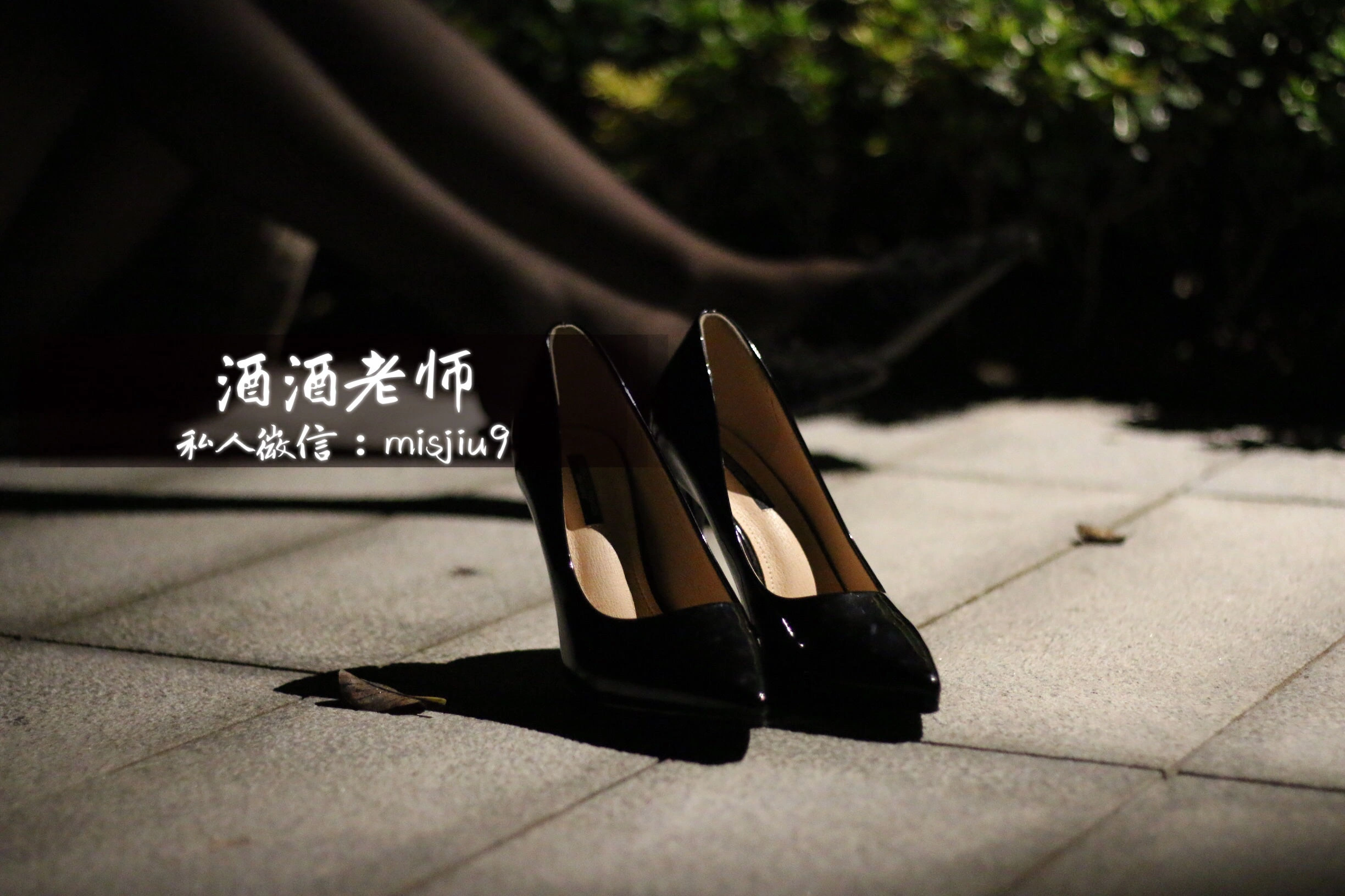 酒酒老师 – 英伦短裙与黑丝高跟插图1