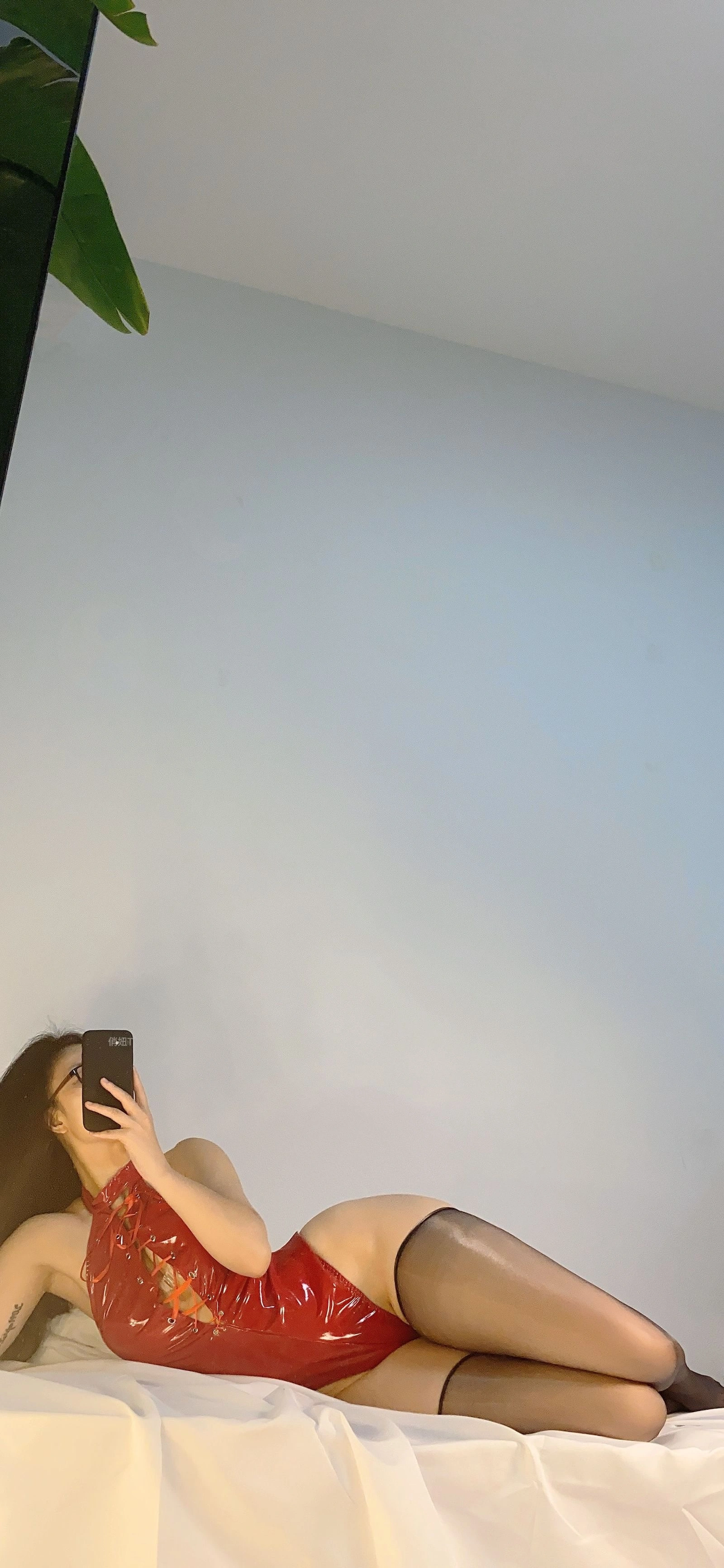 俏妞qiaoniuTT – 红色皮衣插图2