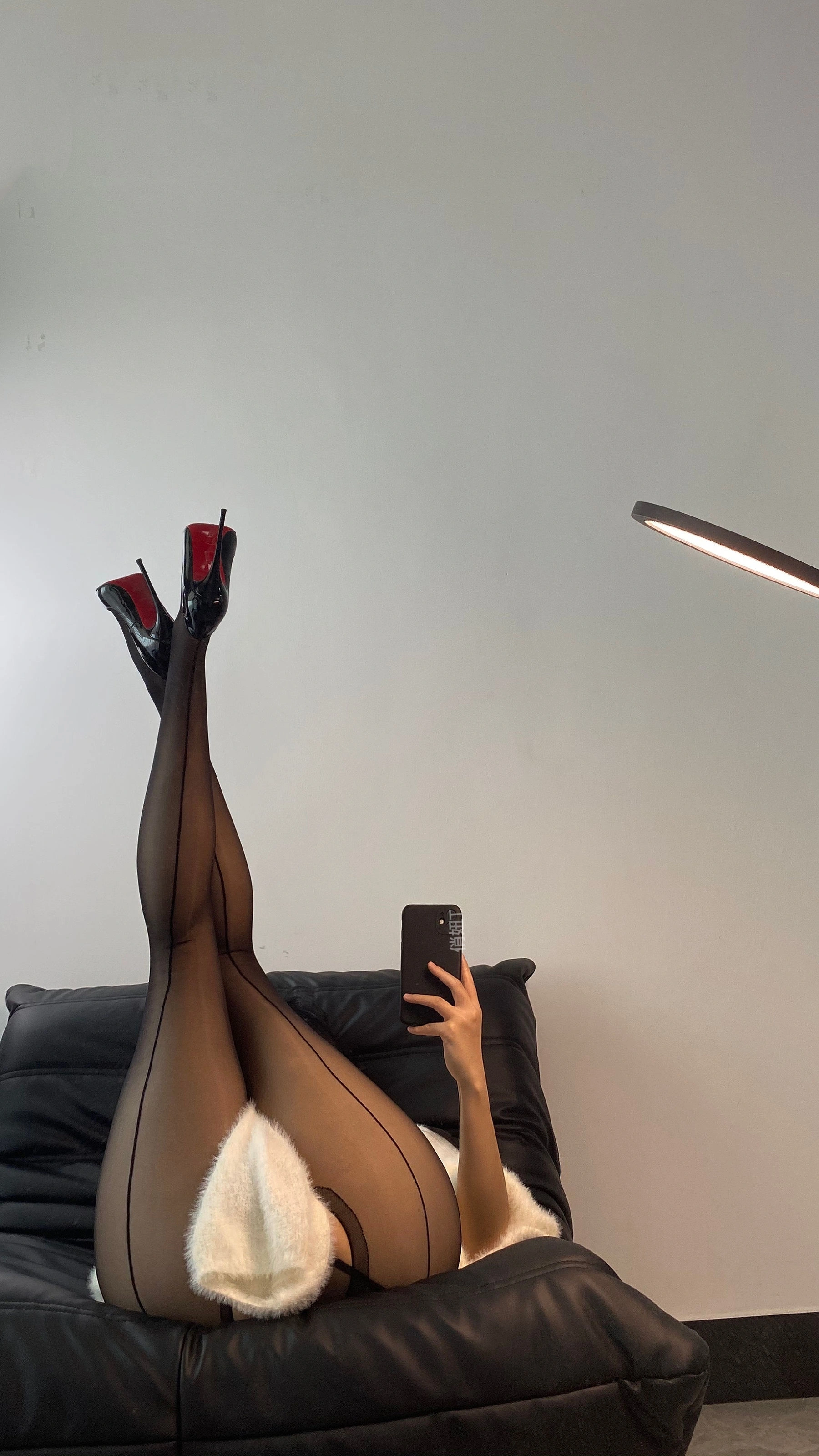 俏妞qiaoniuTT – 透视黑丝插图5