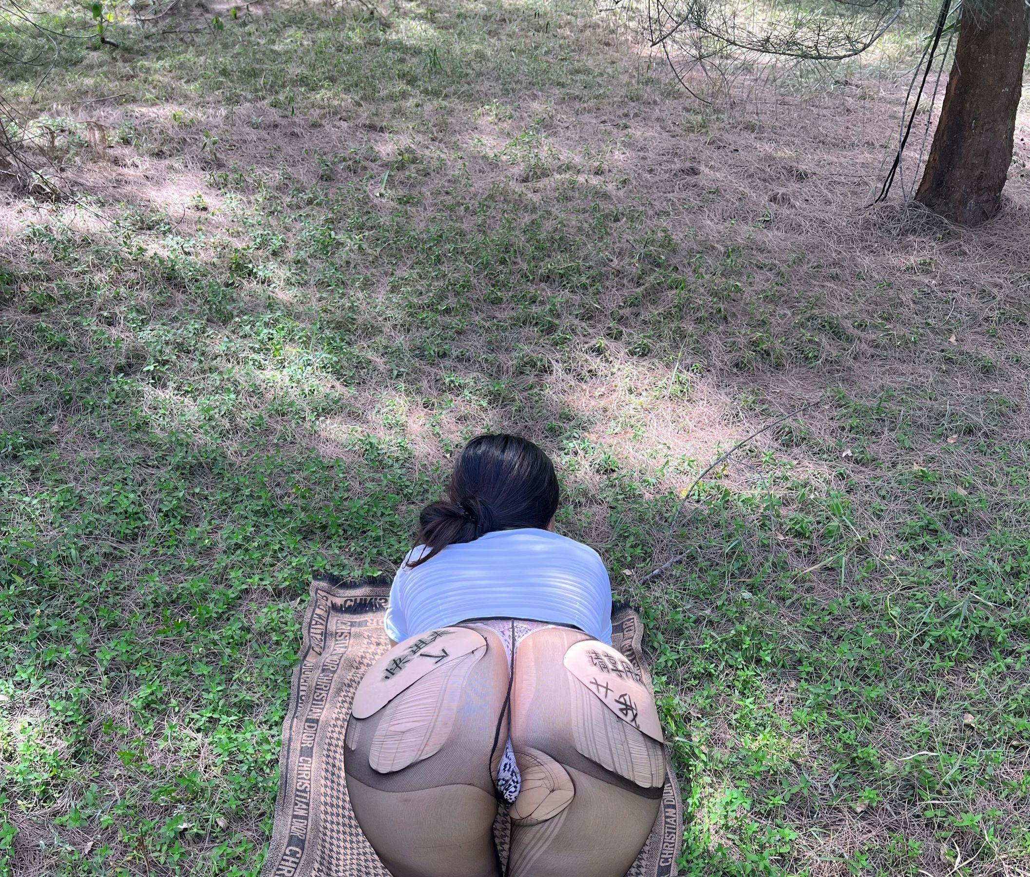 迷人的五姨太 – 制服OL的户外诱惑插图5