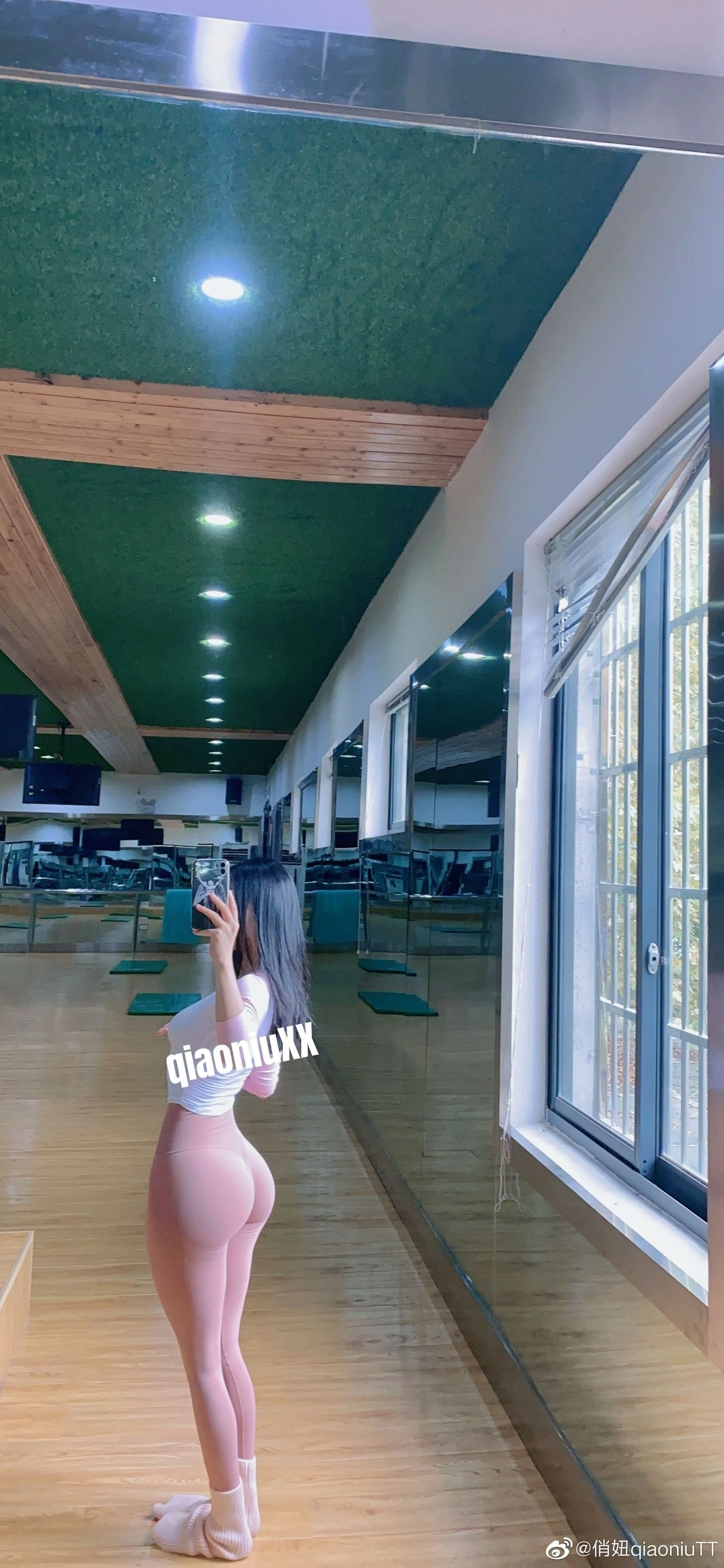 俏妞qiaoniuTT – 丝袜长腿翘臀 视图合集插图117