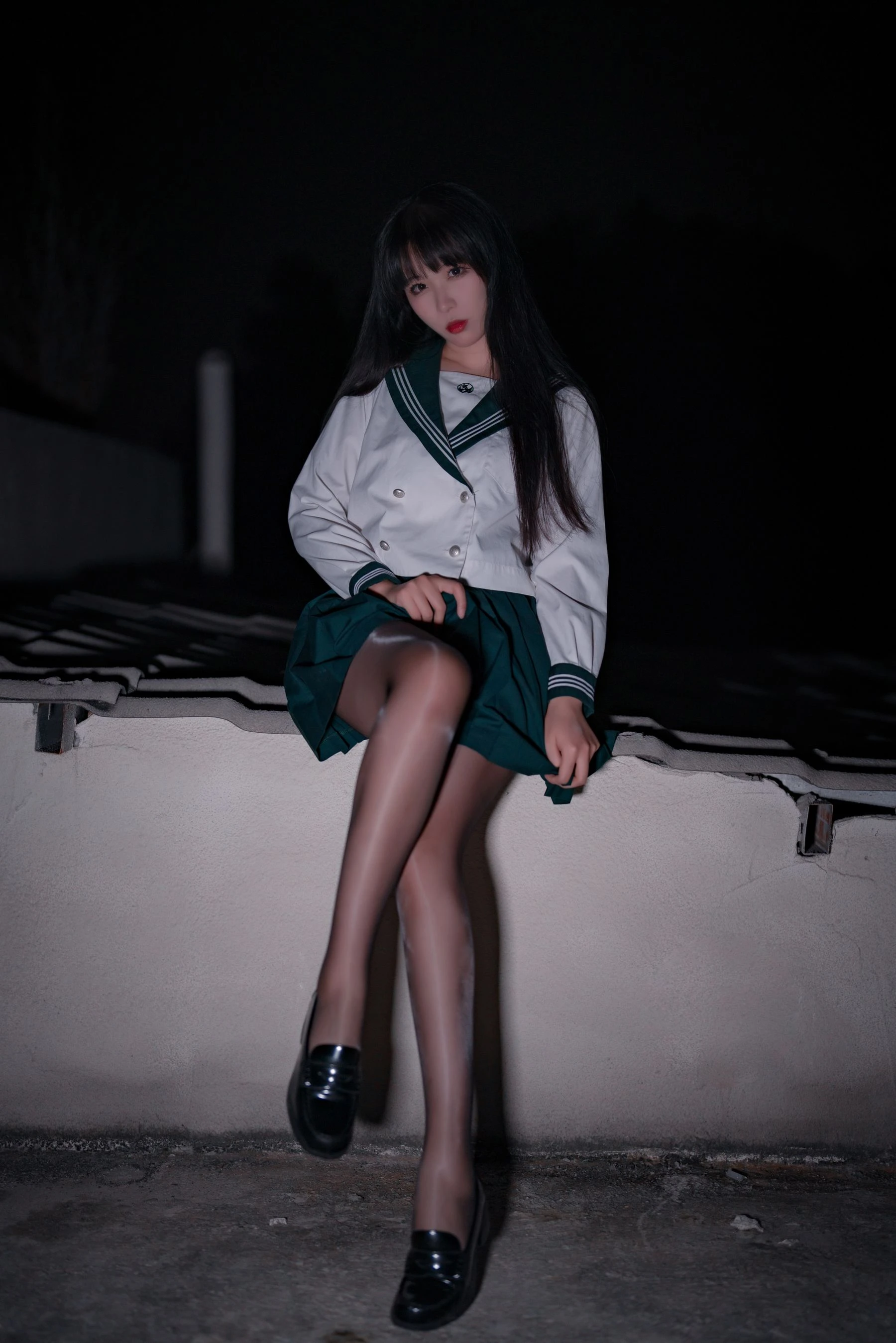 轩萧学姐 – 屋顶JK [11P]插图1