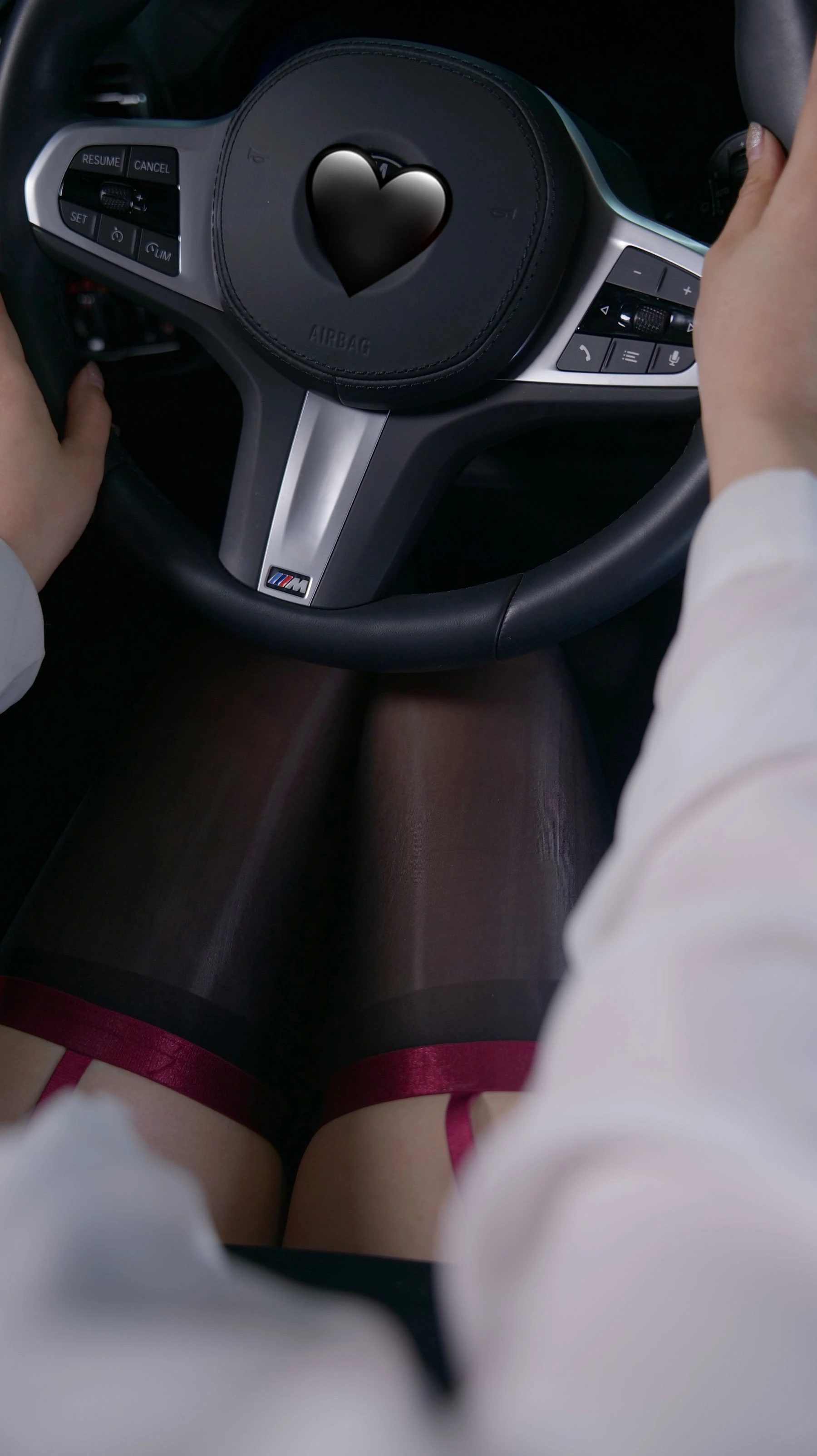 小须须 – 香车美人 [22P]插图1