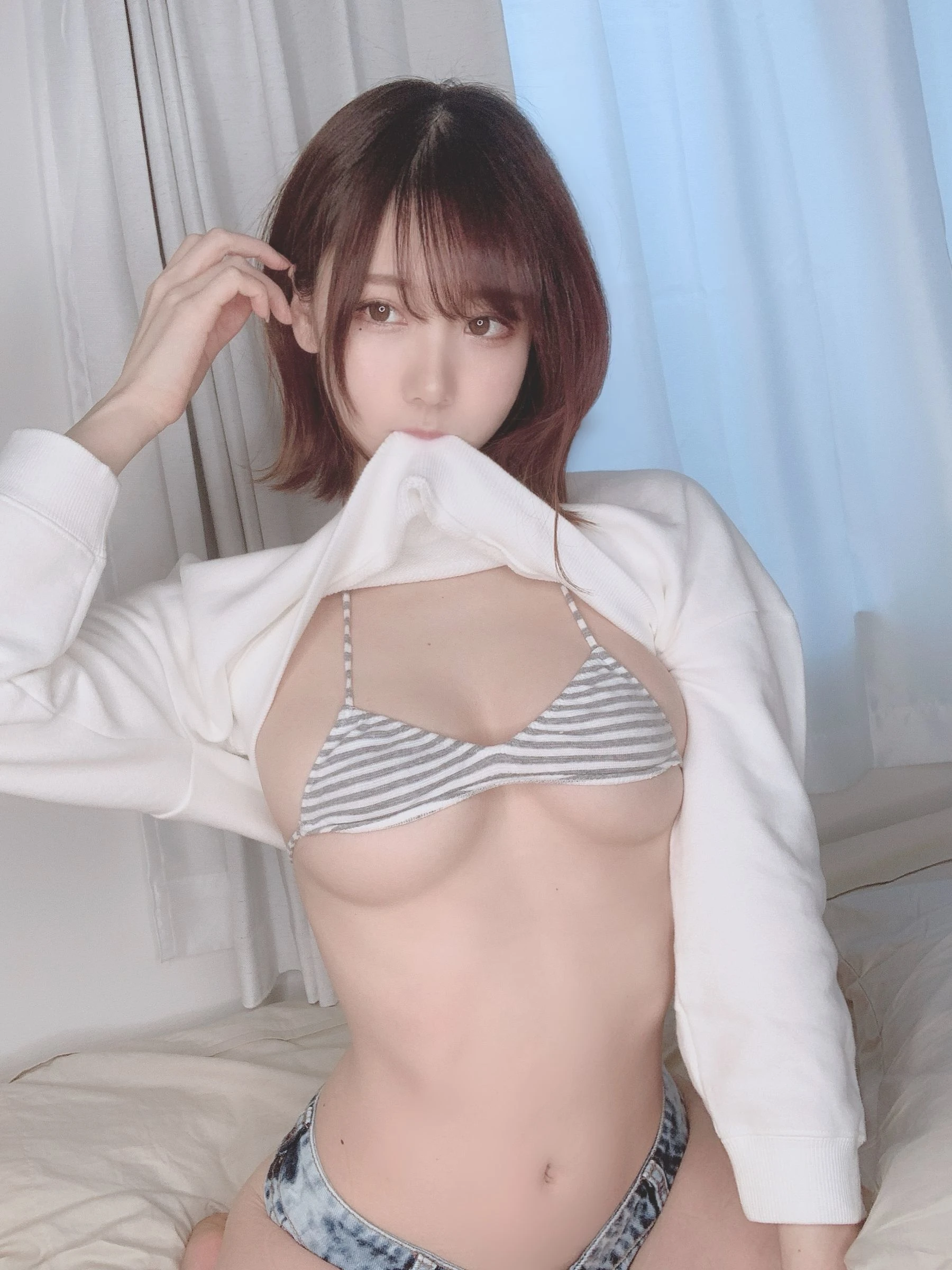 日本甜美COSERけんけん[fantia] 2020.05 ショート丈スウェット×スポブラ [10P]插图1