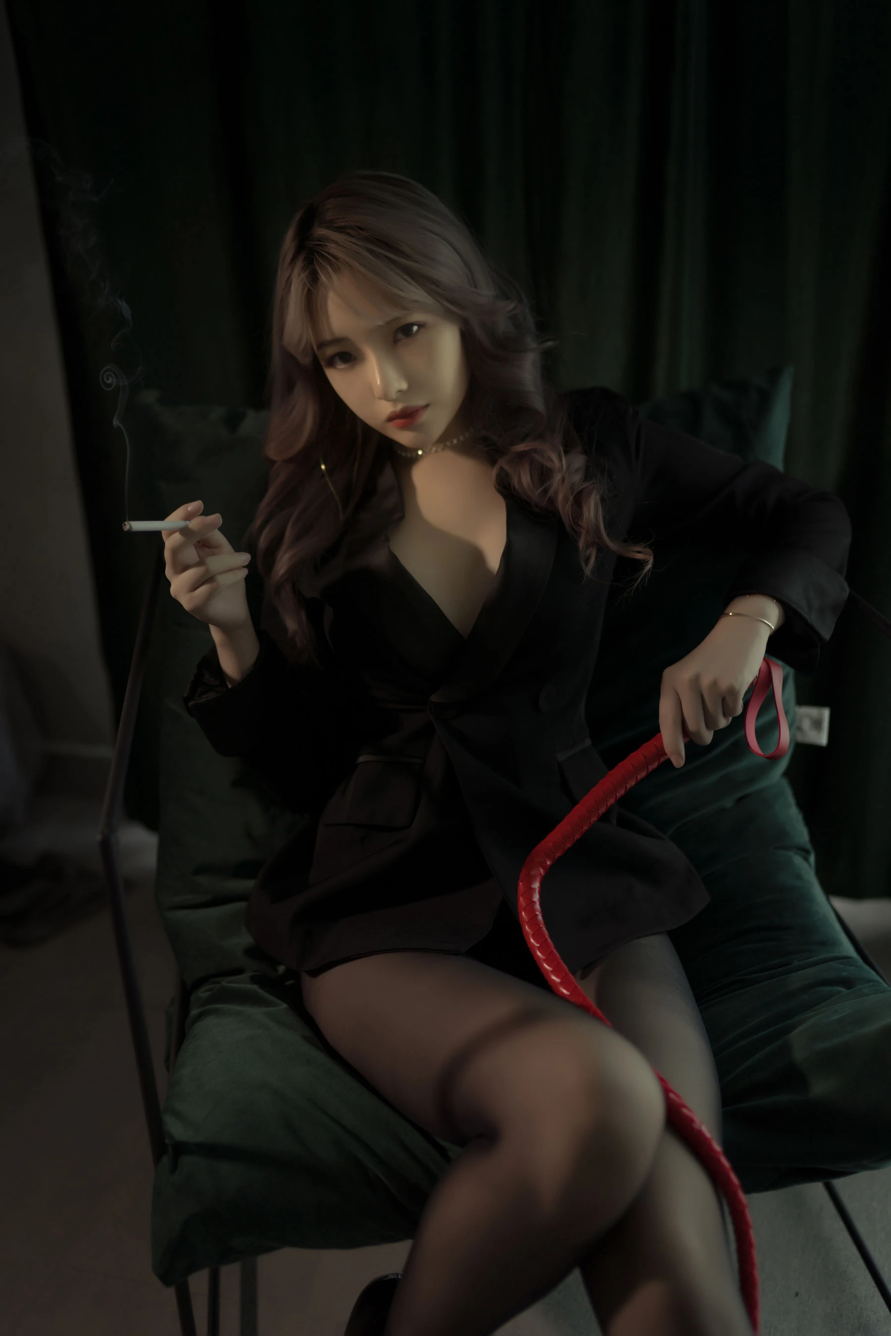 动漫博主雯妹 – 黑丝西装 [25P]插图2