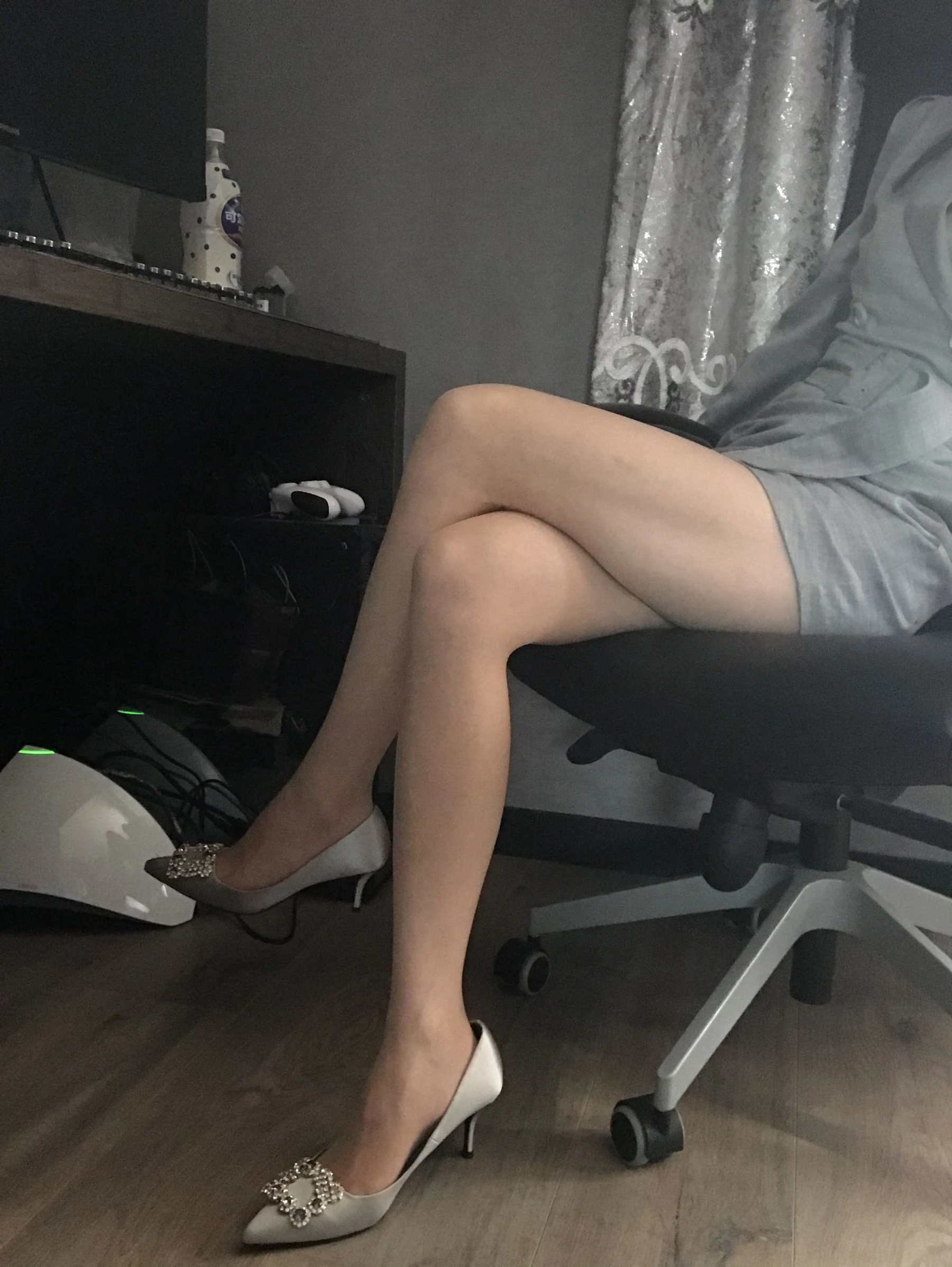 丝足博主麋鹿_Monroe 2020.04.15 御姐薄丝 [32P]插图2