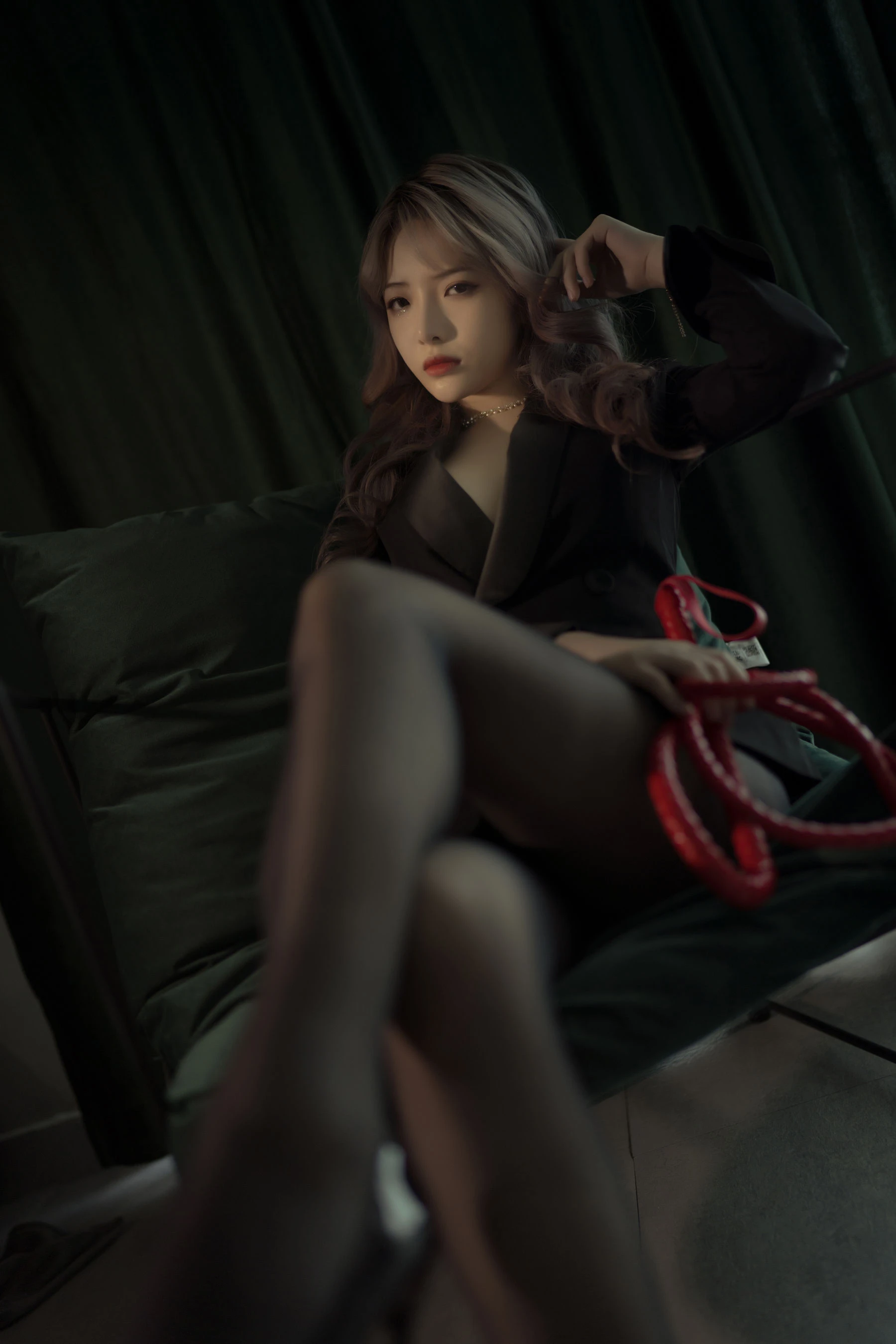 动漫博主雯妹 – 黑丝西装 [25P]插图1