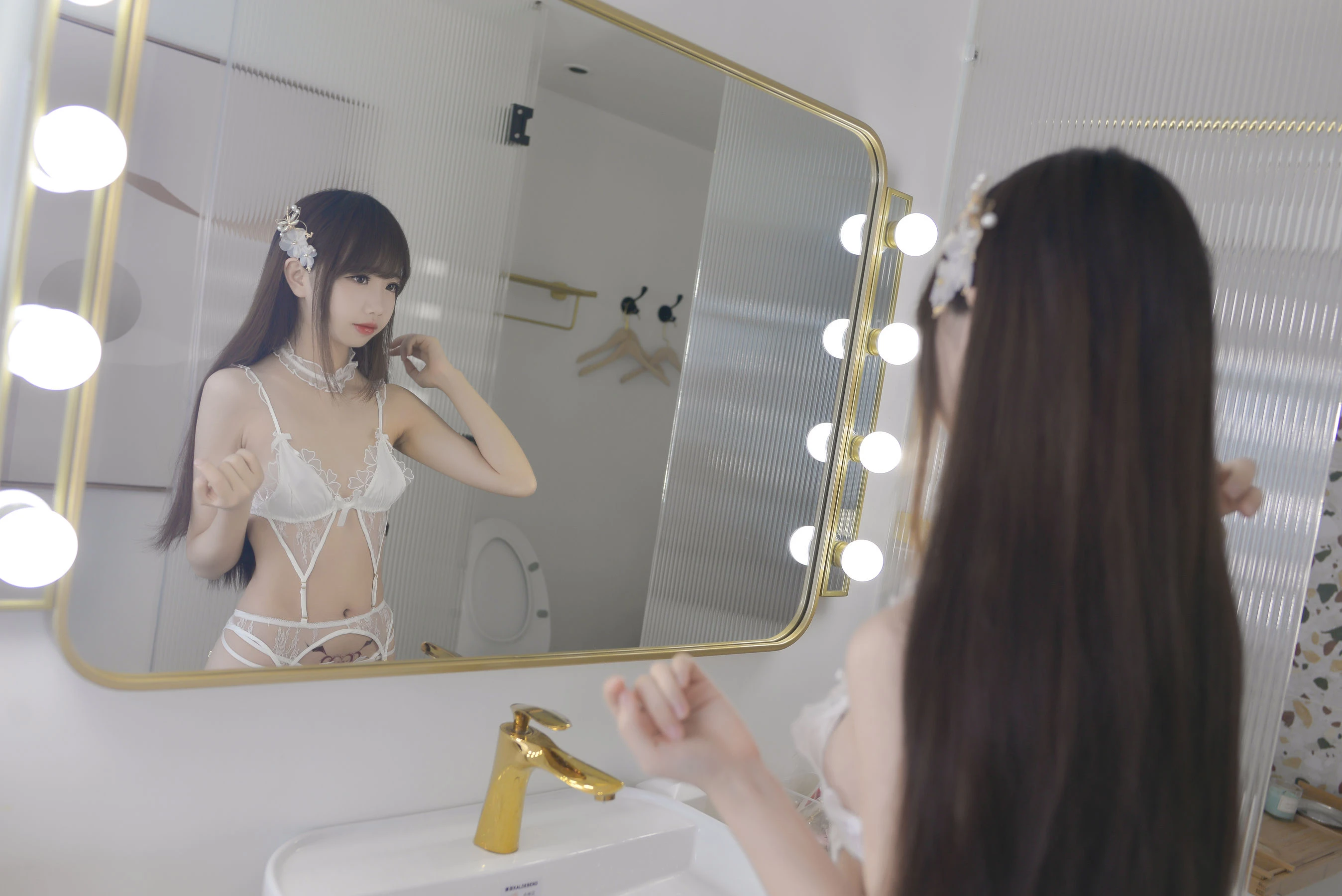 Cos小姐姐雪琪 真空激凸吊带白丝 [50P]插图1