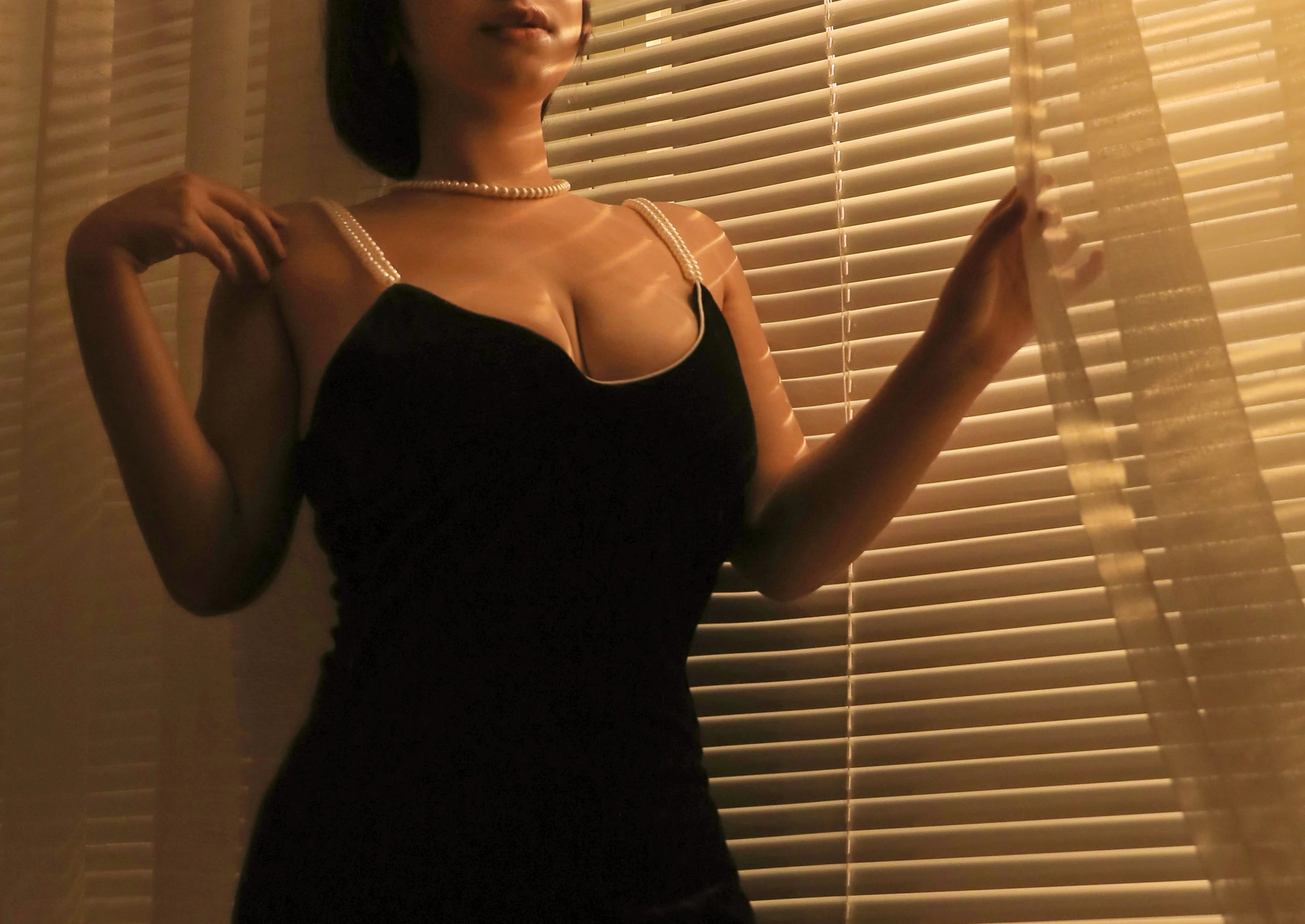 动漫博主穆零Mu0 – 港风黑色小吊带 [15P]插图1