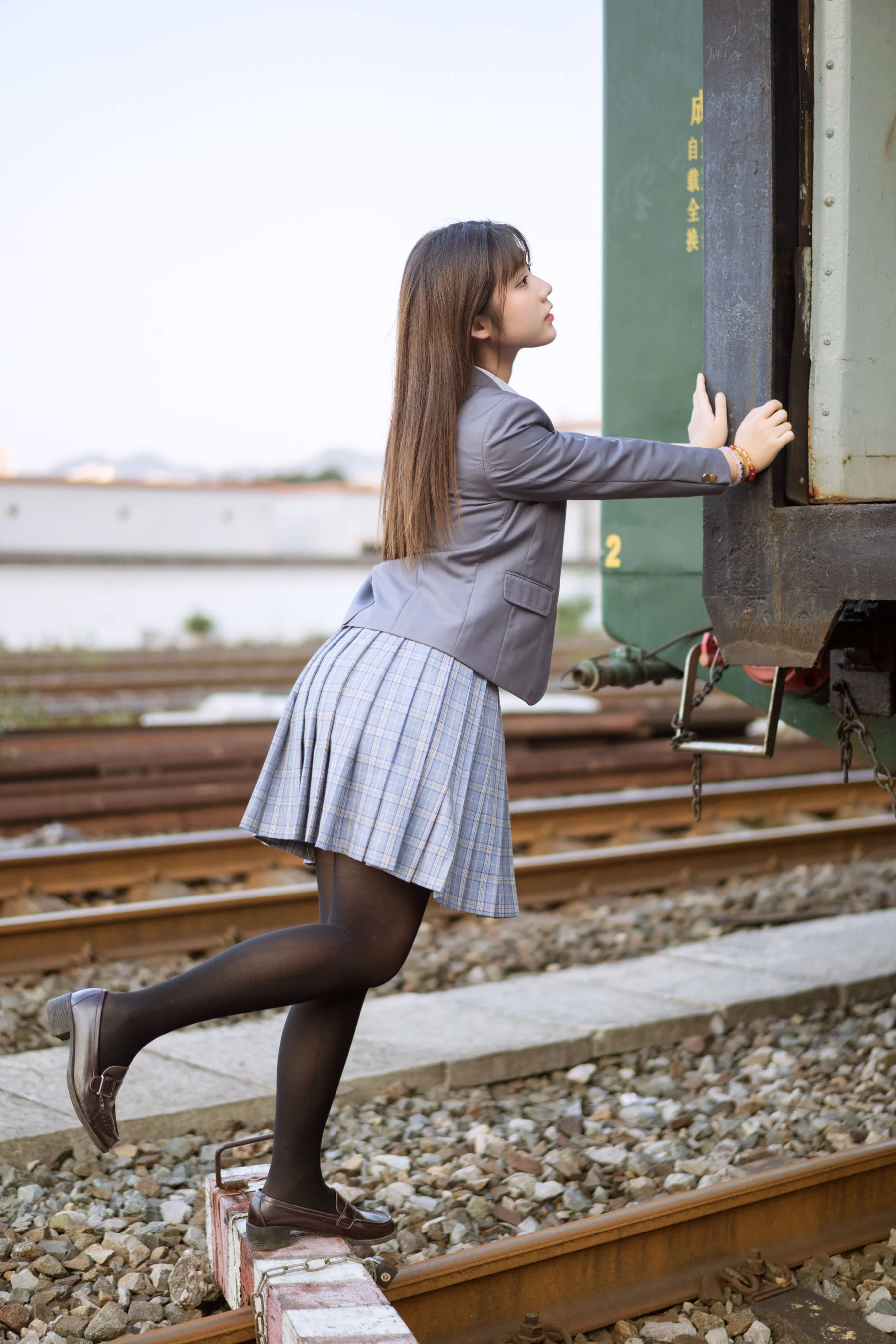 微博福利姬镜酱 私奔之制服插图6