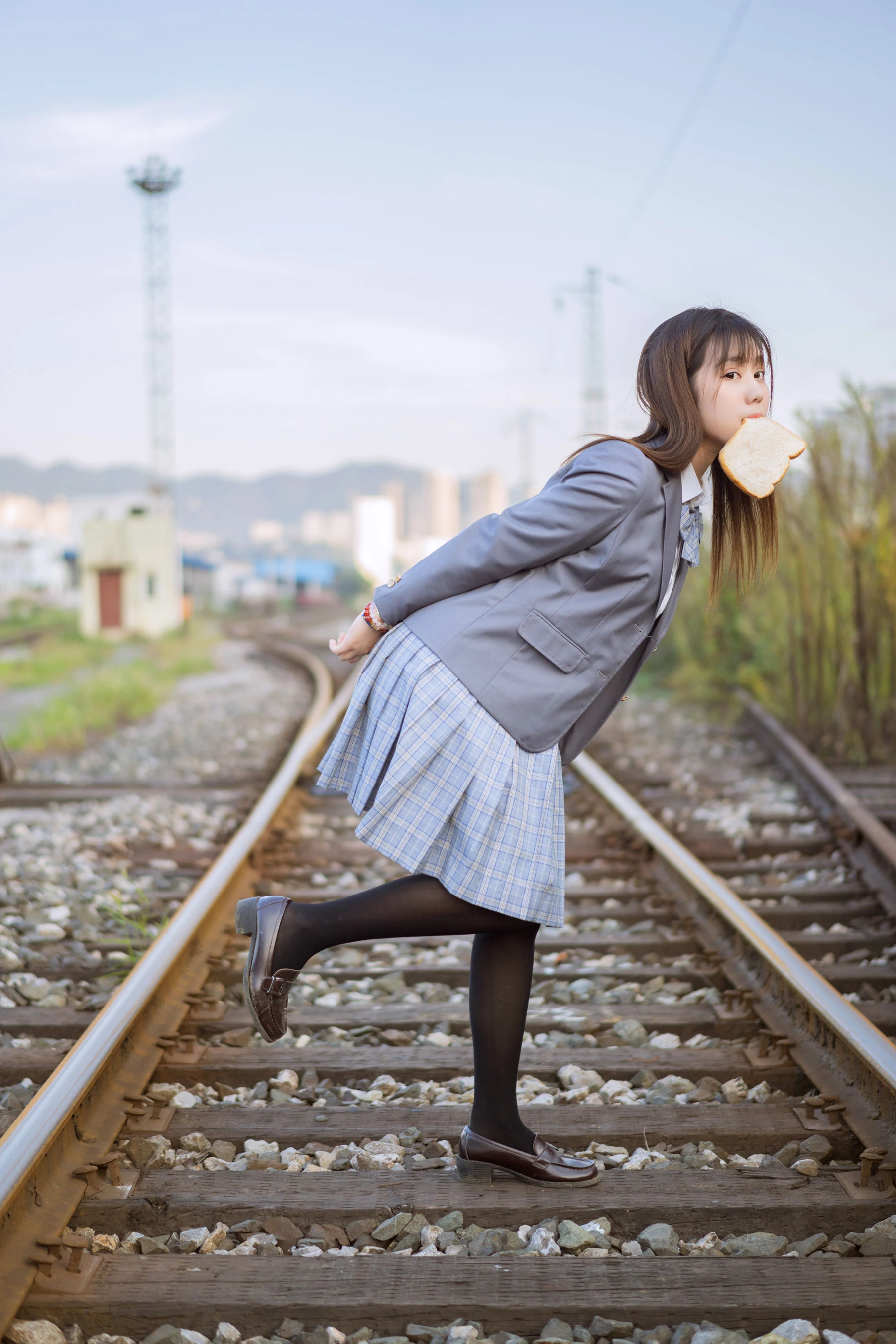 微博福利姬镜酱 私奔之制服插图1