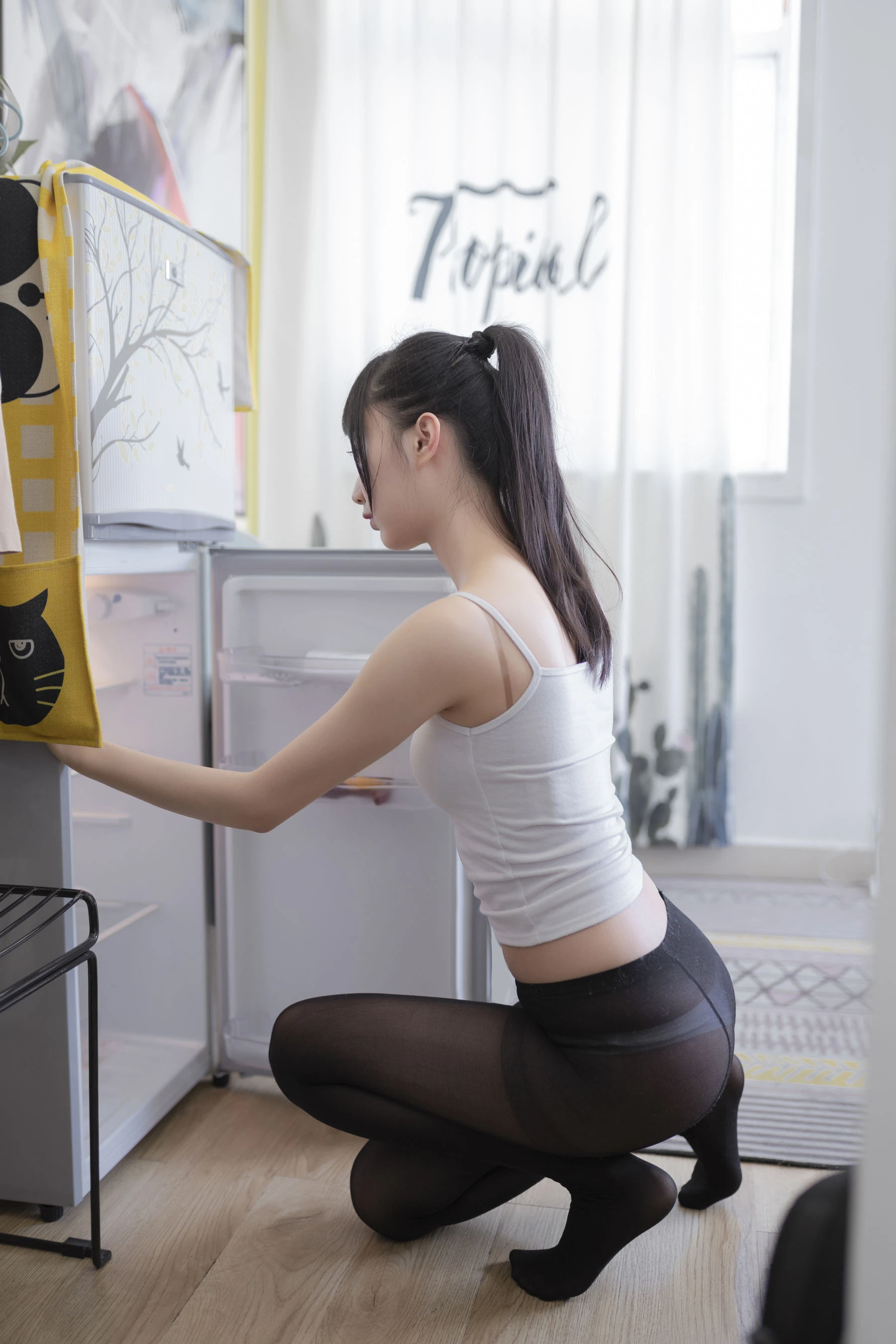 木绵绵OwO – 背心黑丝居家插图2