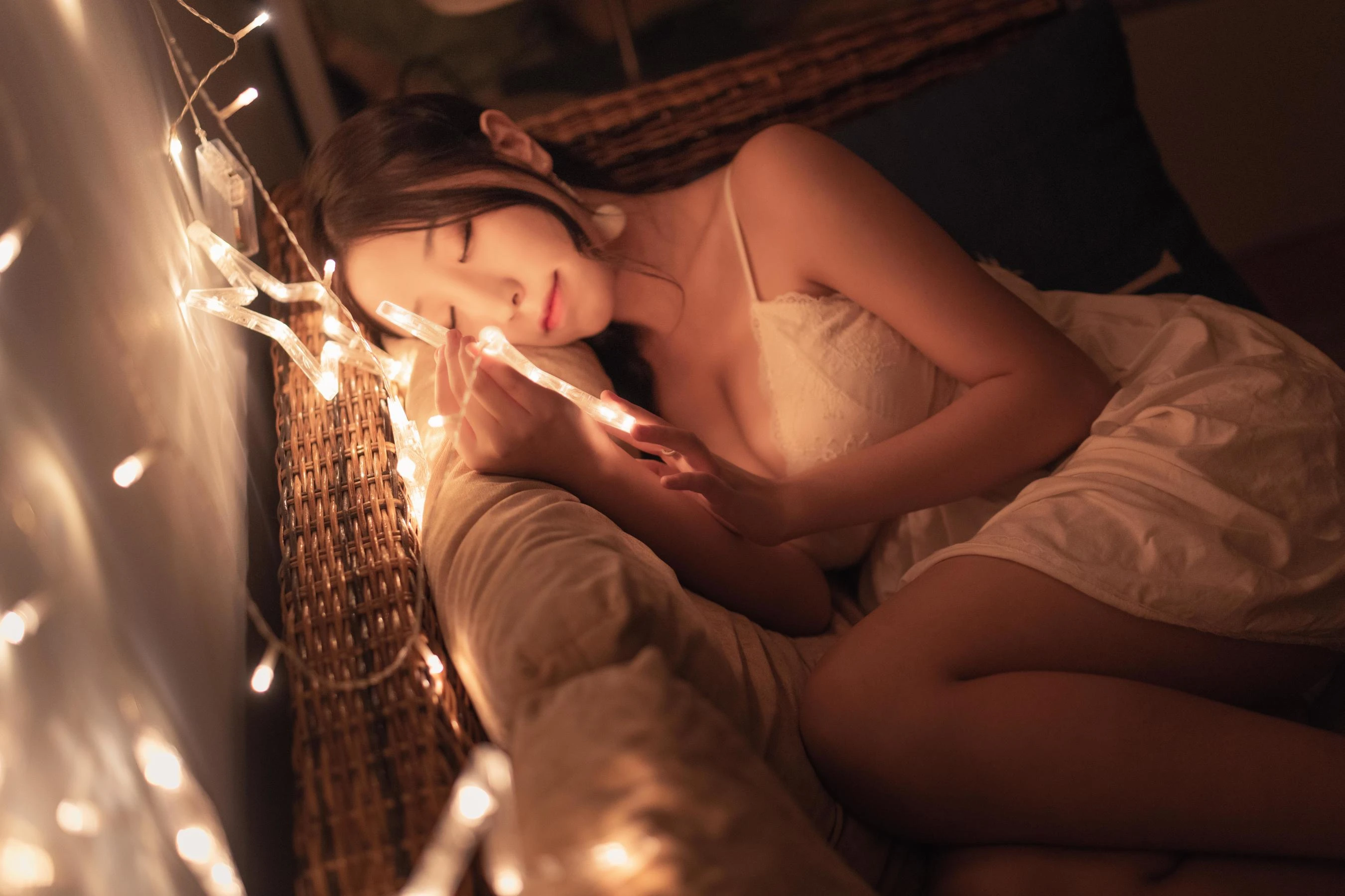 动漫博主穆零Mu0 – 灯下睡衣插图1