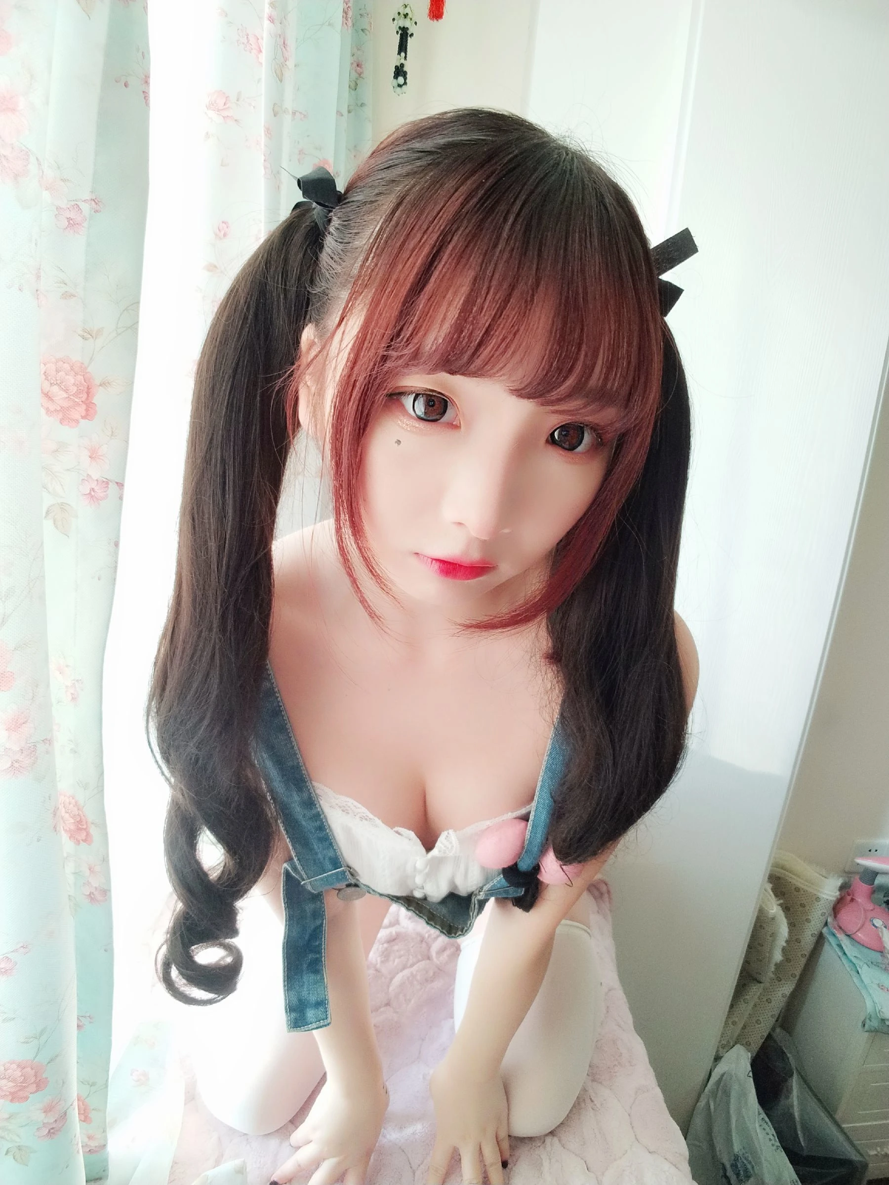 二次元美女古川kagura 牛仔吊带短裤插图3