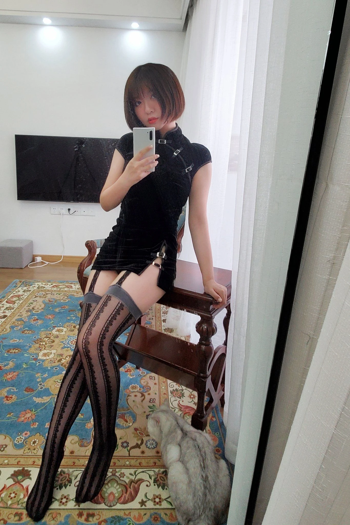 半半子 – 吊带黑丝袜插图3