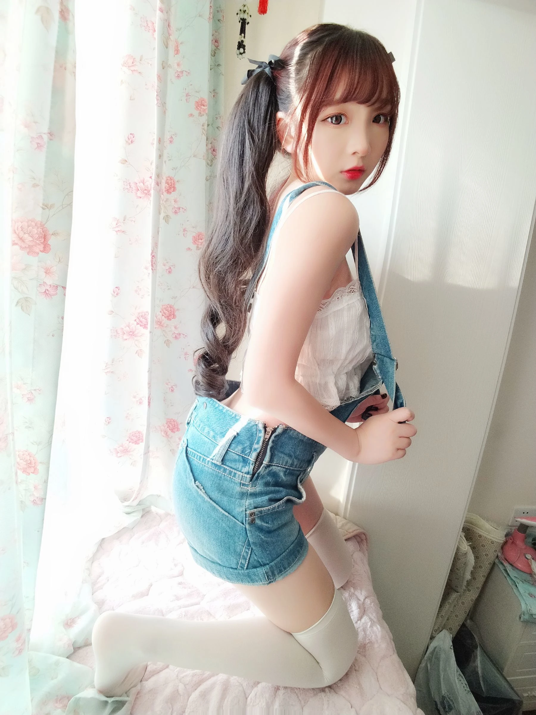 二次元美女古川kagura 牛仔吊带短裤插图5