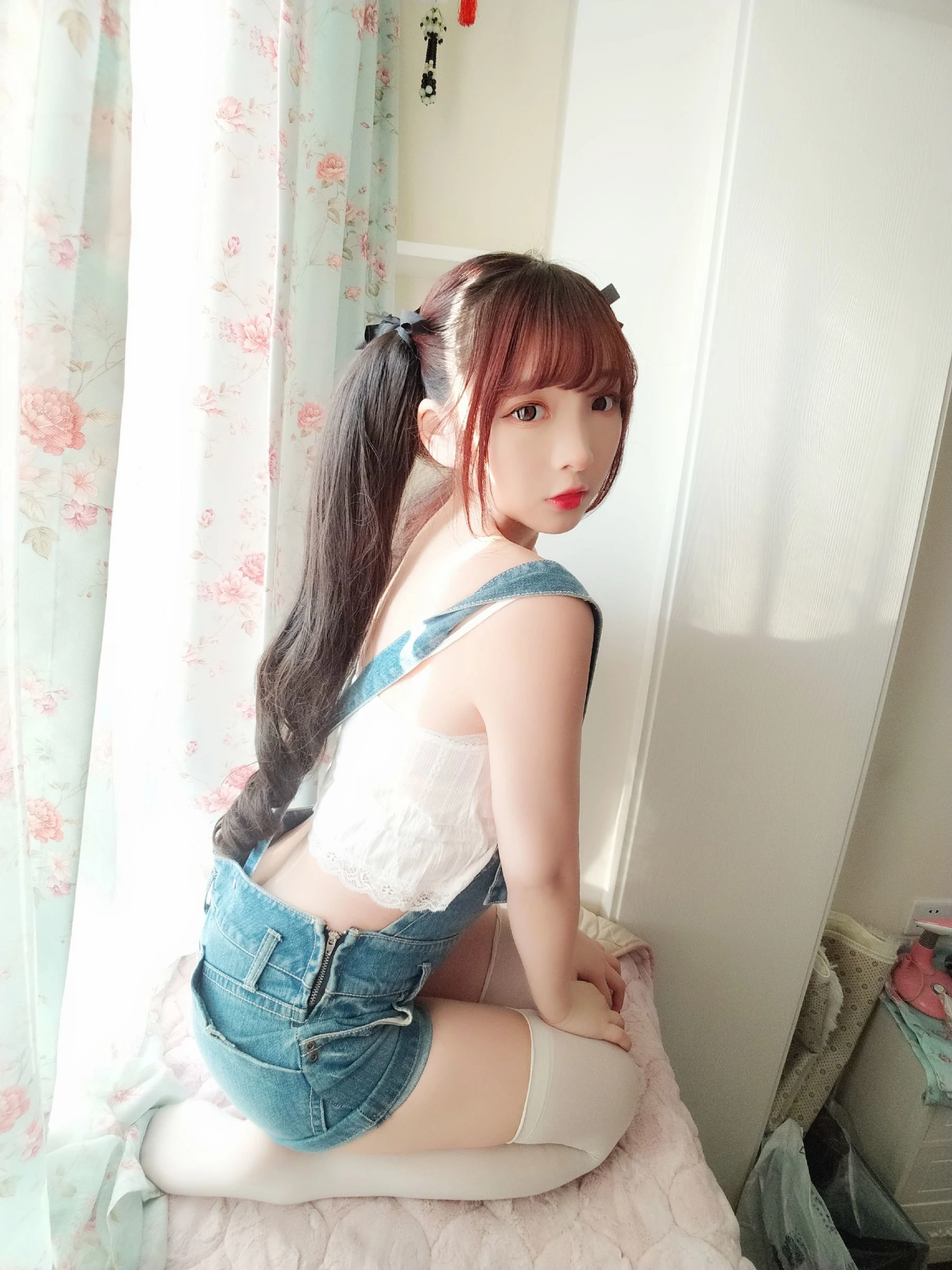 二次元美女古川kagura 牛仔吊带短裤插图4