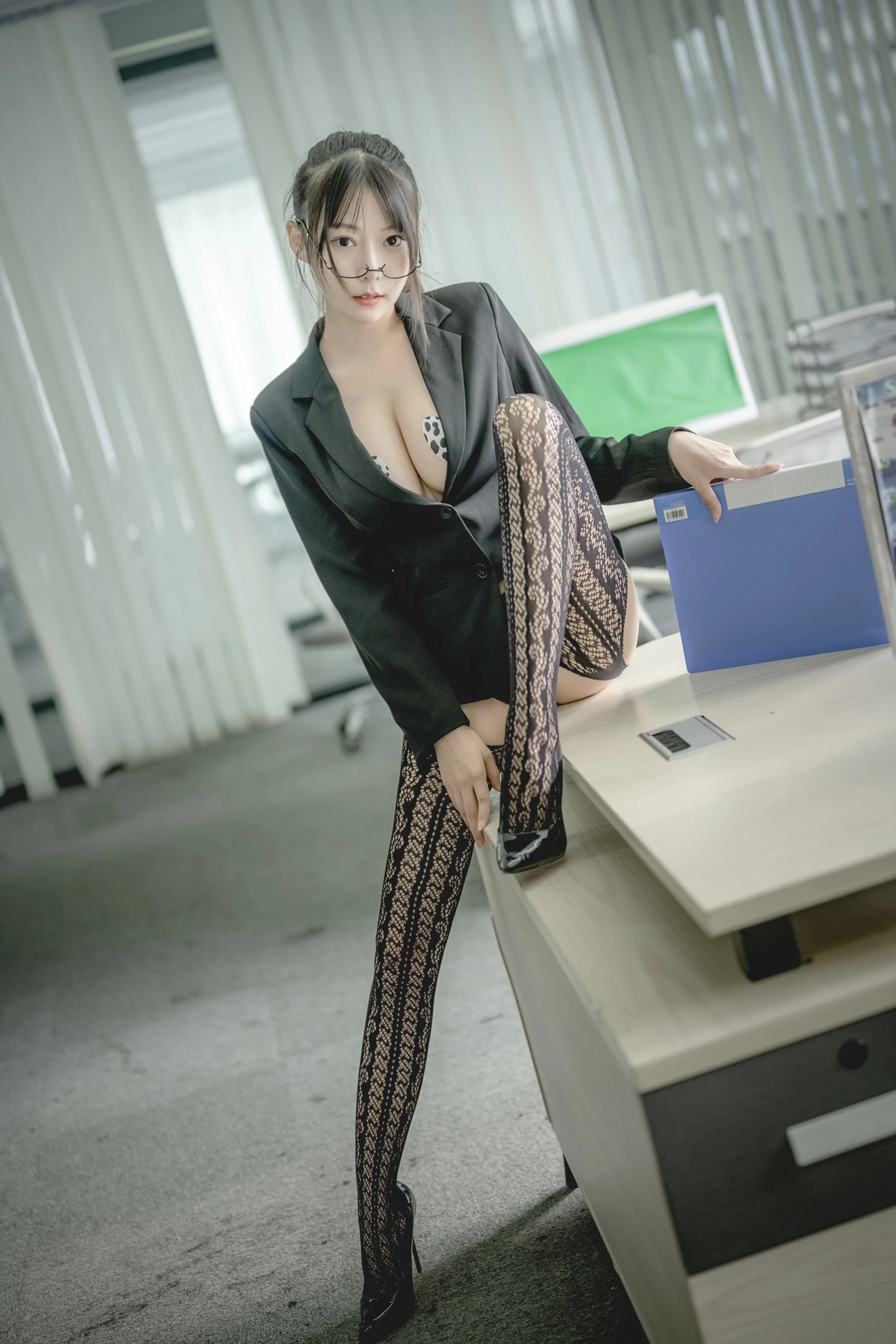 香草喵露露 – 黑色西装插图4