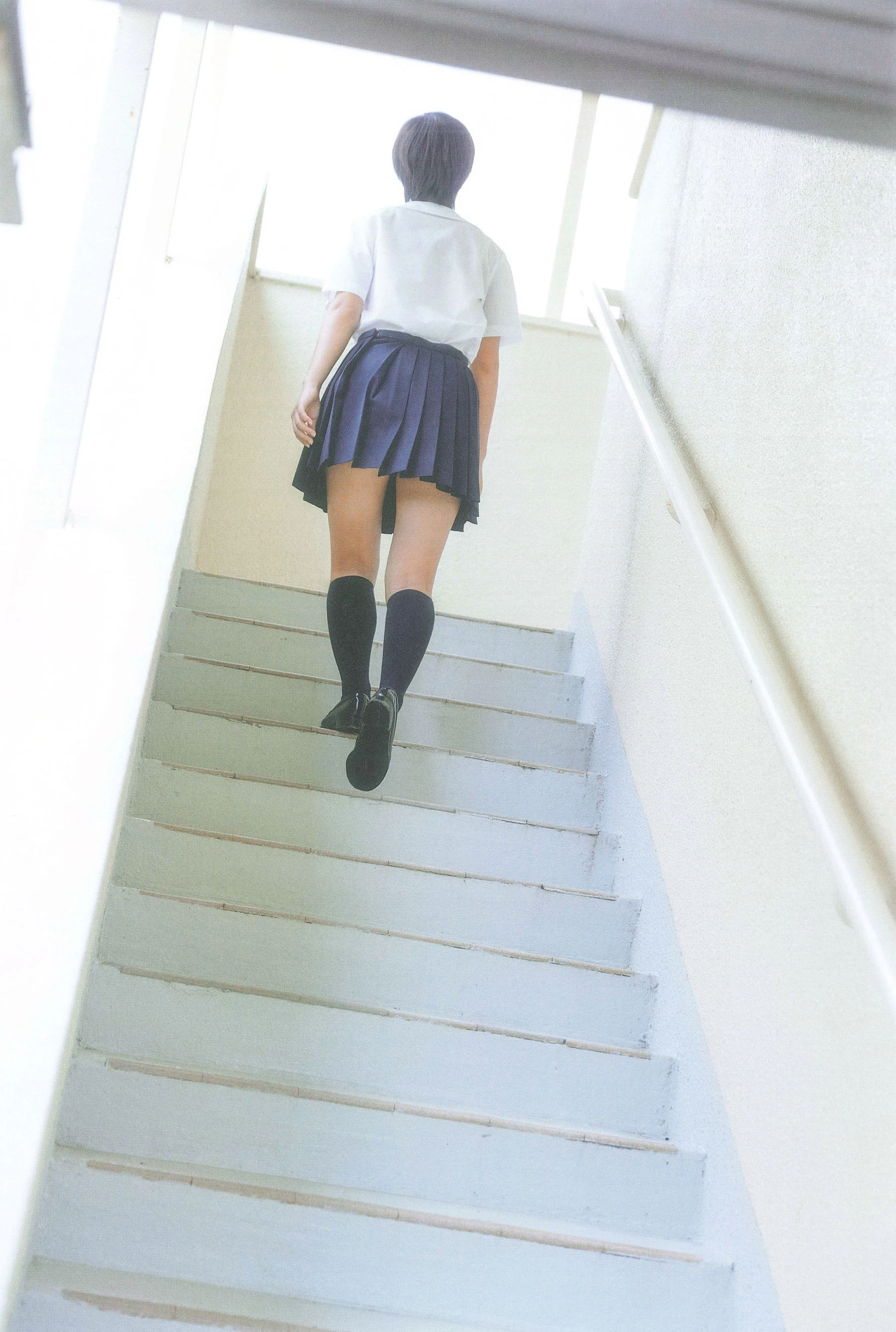 Manami Arai 新井愛瞳『セブンティーンズ?ブルー』1st写真集插图4