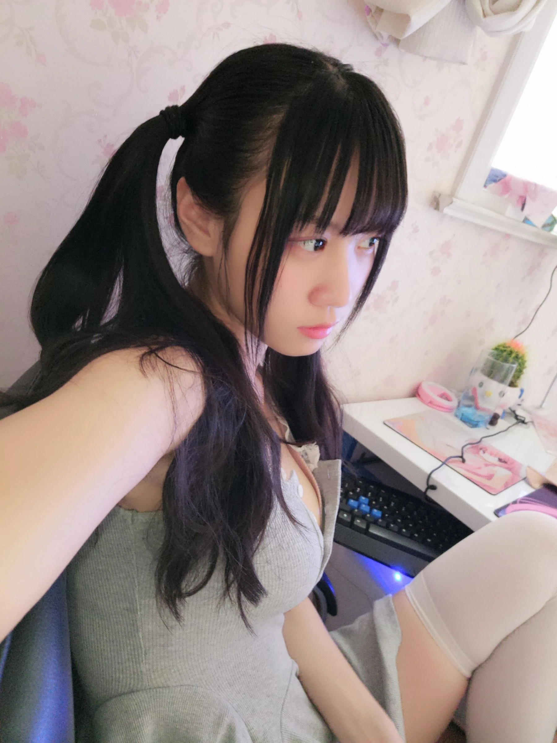 双马尾少女赛高酱作品 – 露脸灰色裙子插图4