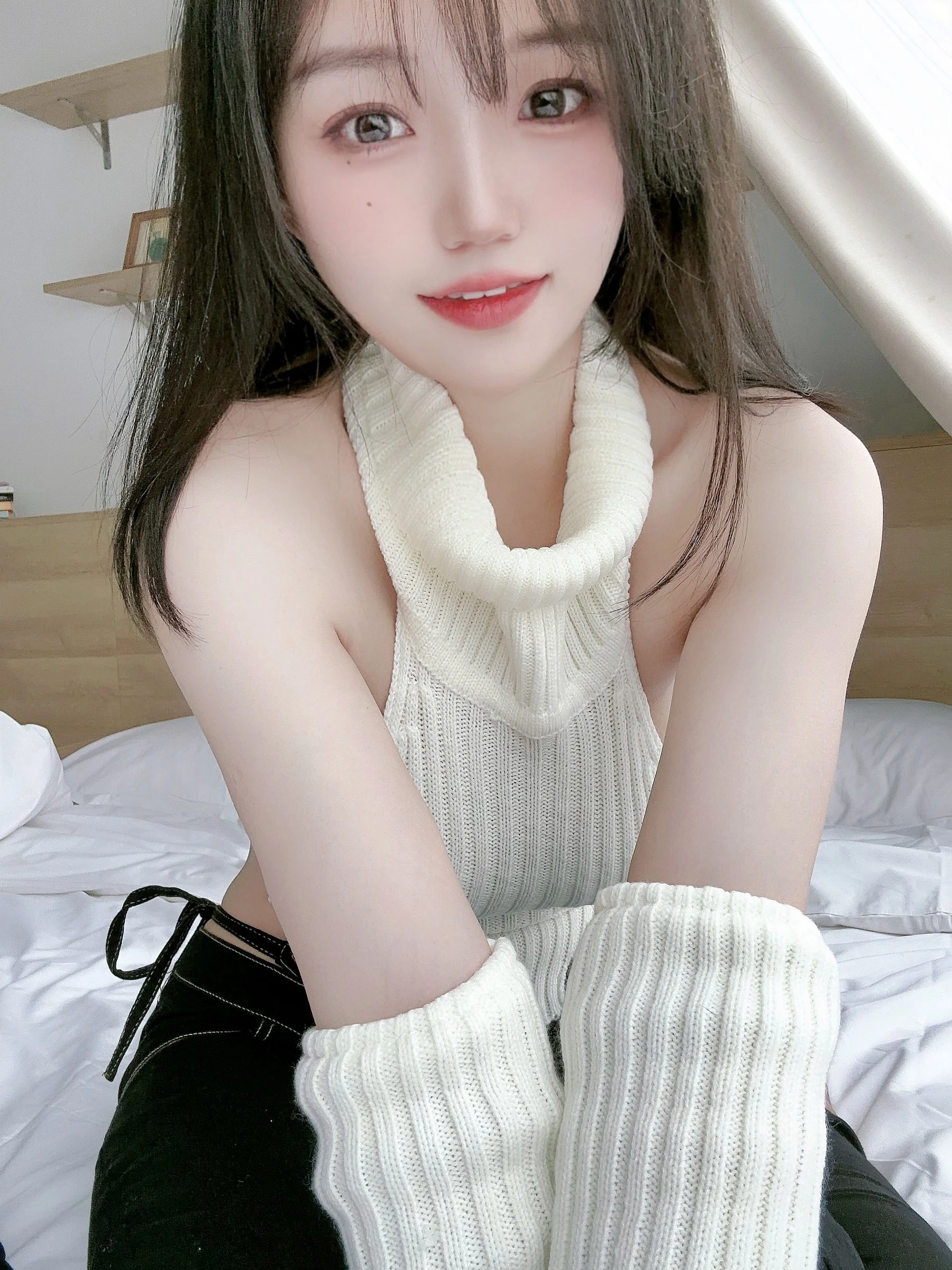 动漫博主小仓千代w 2022-12-14 白色露背毛衣插图4