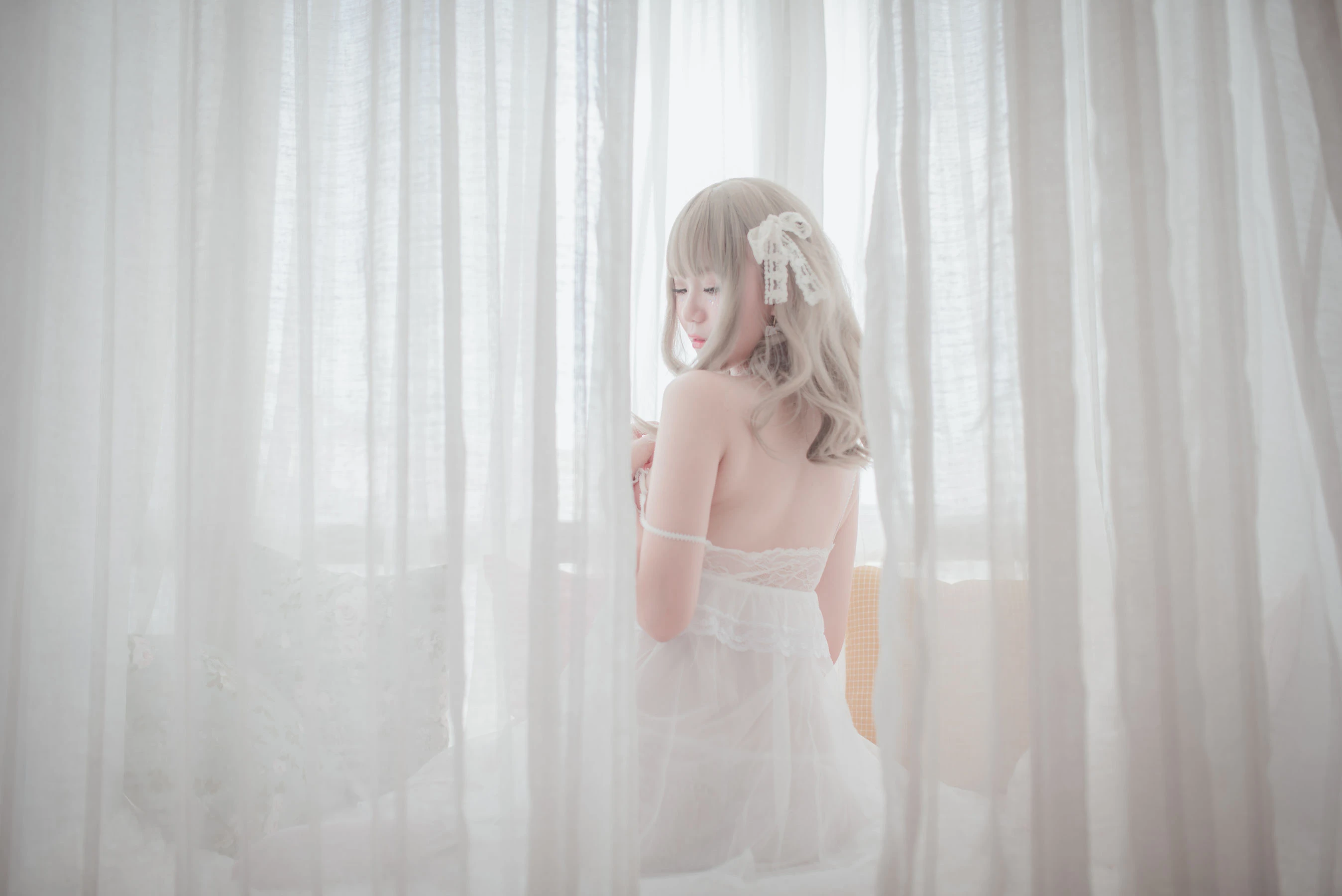 Yoko宅夏《白色丝质连衣裙》插图7