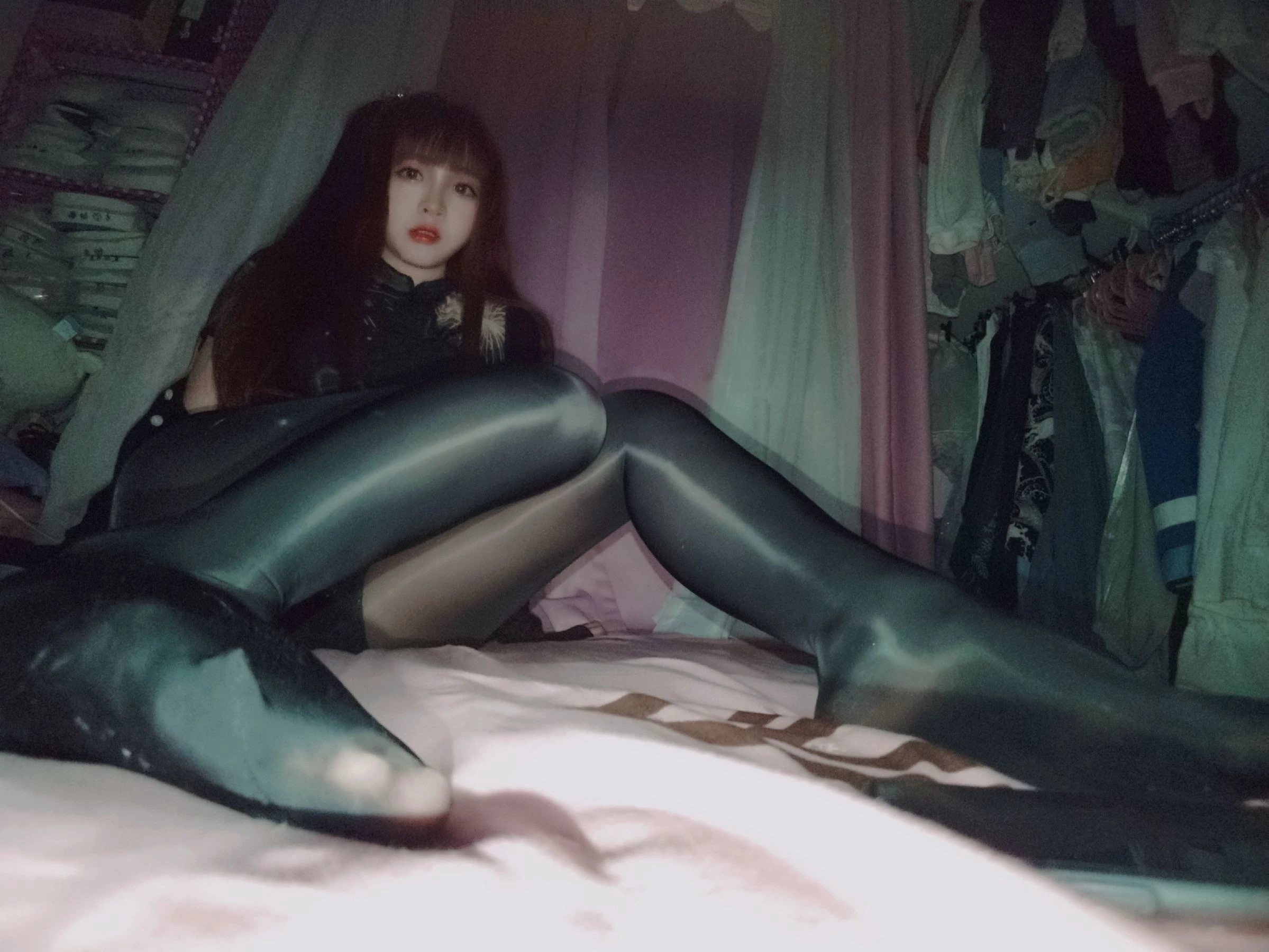 二次元美女古川kagura – 亮丝黑旗袍插图3