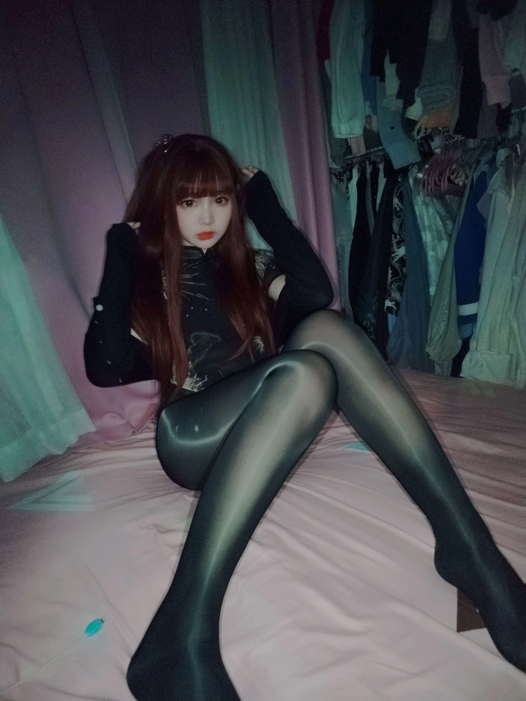 二次元美女古川kagura – 亮丝黑旗袍插图2