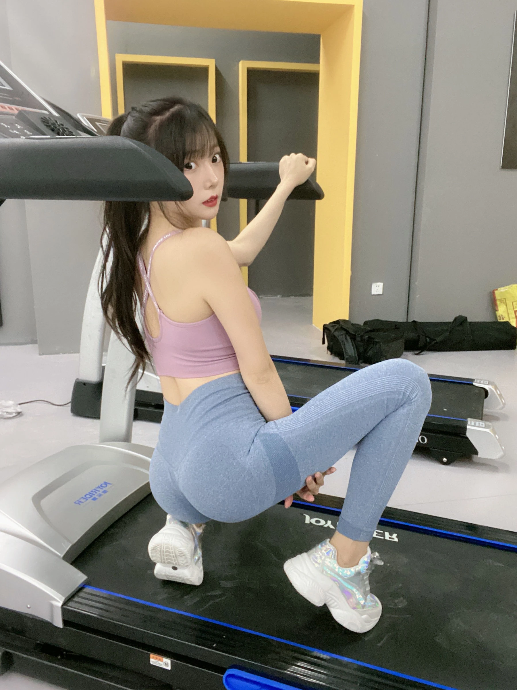 香草喵露露 – 小露乱撞 瑜伽服自拍插图1