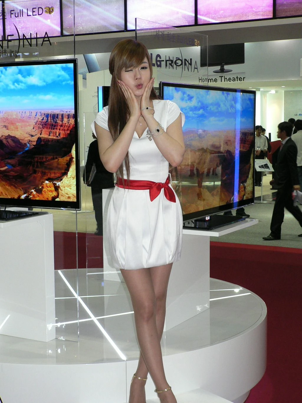 黄美姬《电子数码展》图片合集|图集秀