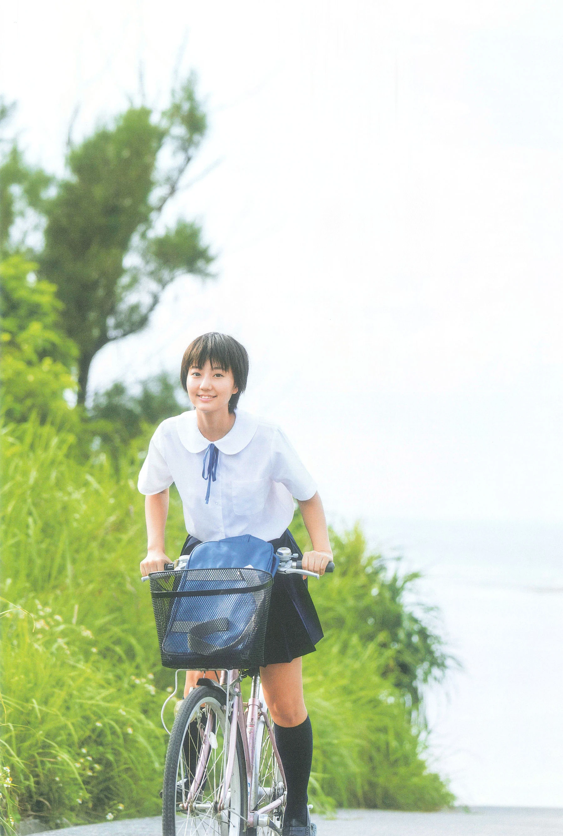 Manami Arai 新井愛瞳『セブンティーンズ?ブルー』1st写真集插图1