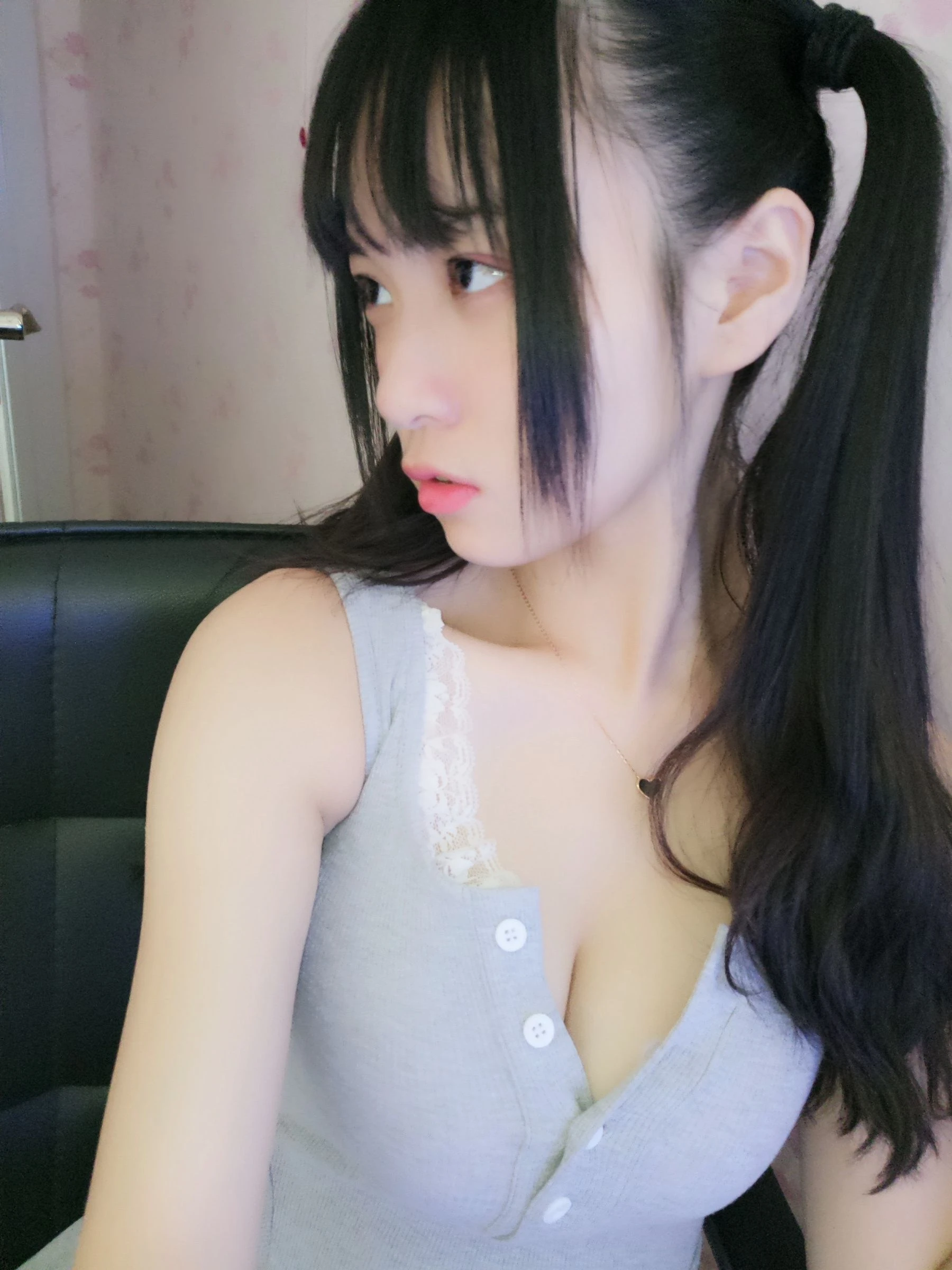 双马尾少女赛高酱作品 – 露脸灰色裙子|图集秀