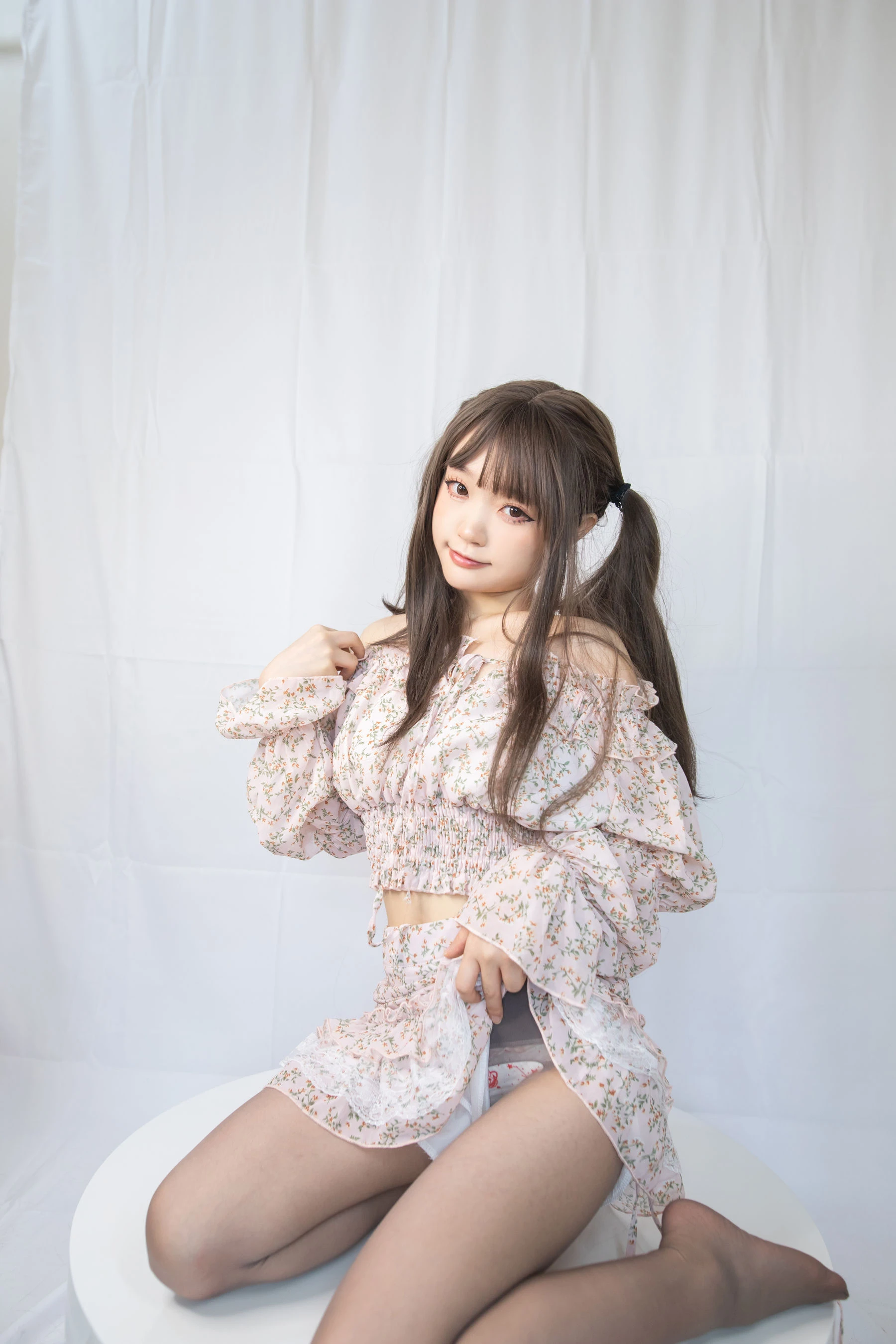 神沢永莉 – 灰丝花裙子插图1