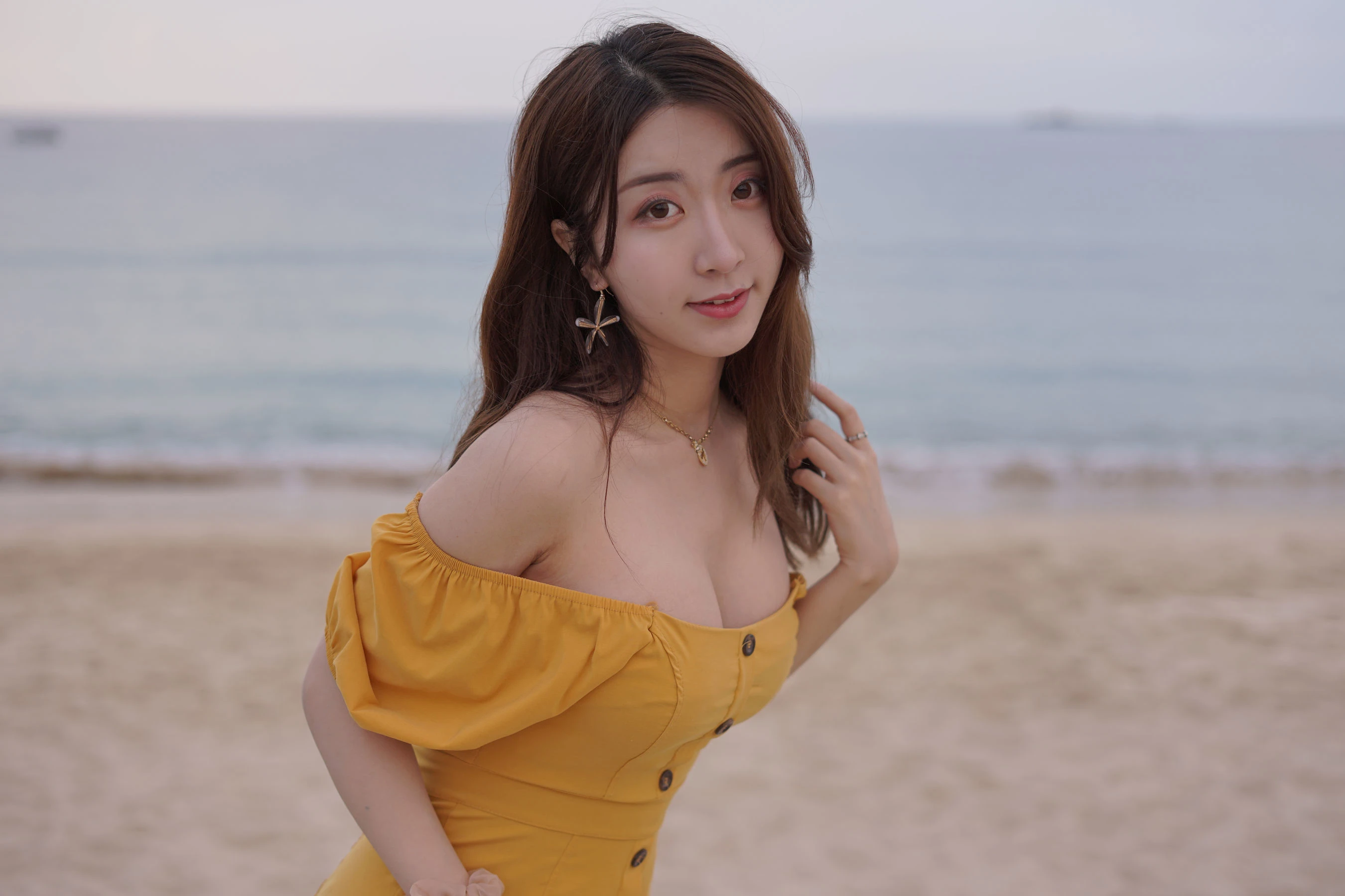 人气Coser黑川 – 海岛之旅 黄色连衣裙插图3