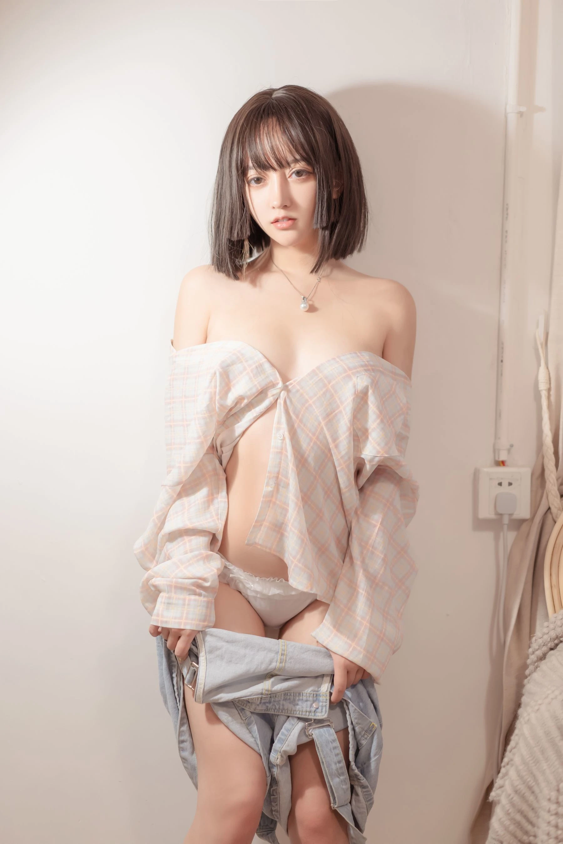 斗鱼米线线sama写真 背带裤插图3