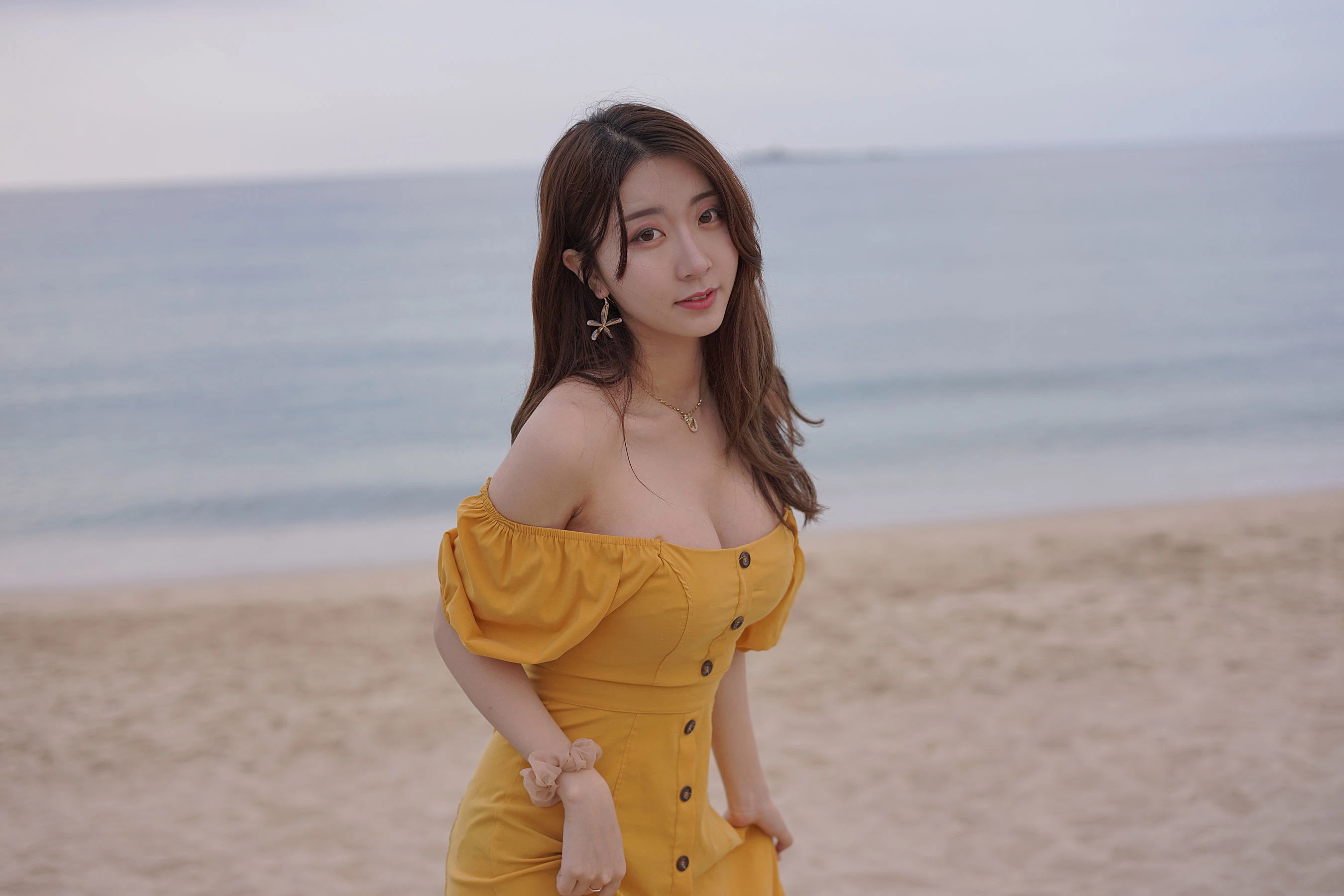 人气Coser黑川 – 海岛之旅 黄色连衣裙插图2