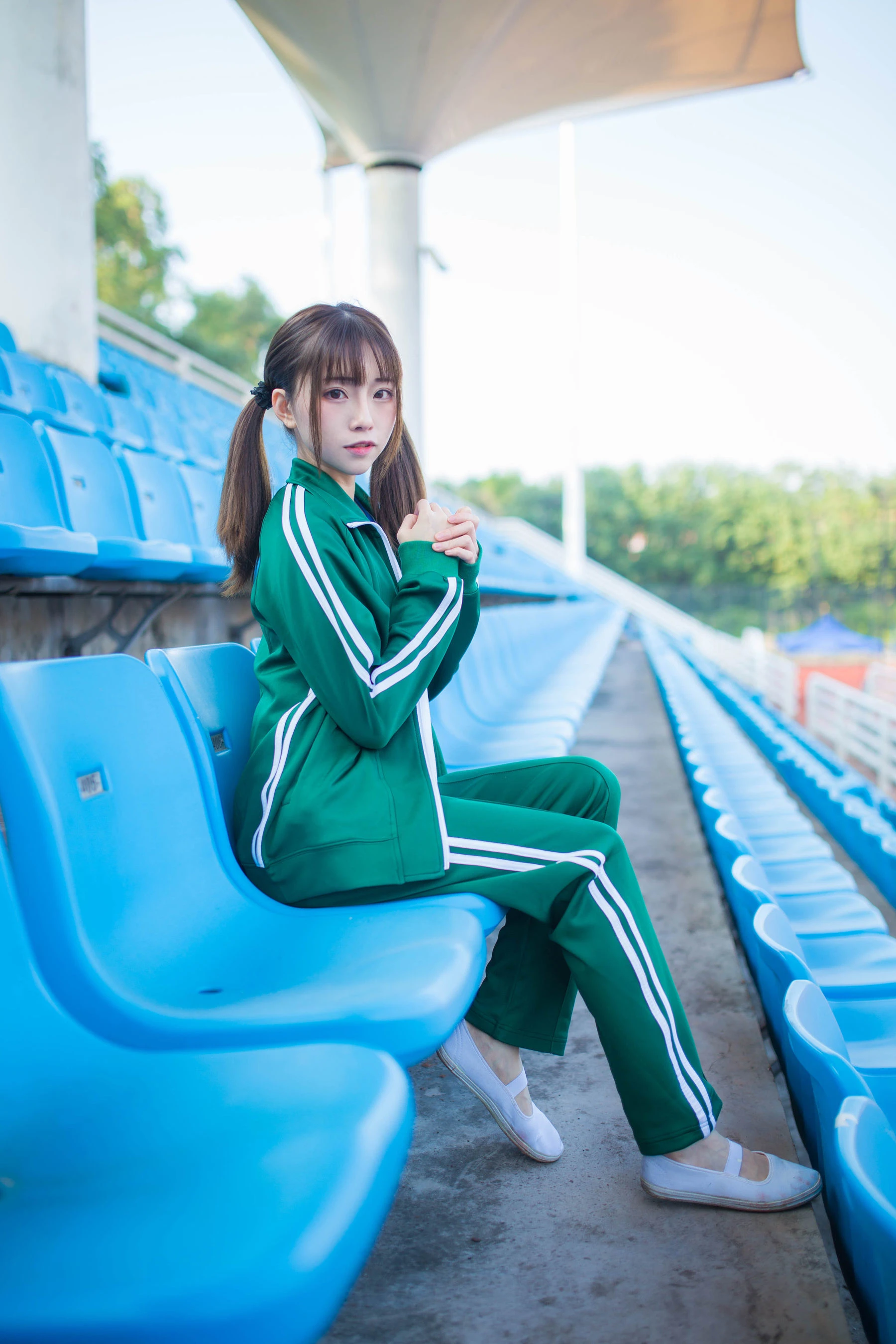 动漫博主Kitaro_绮太郎 绿色运动服女孩|图集秀
