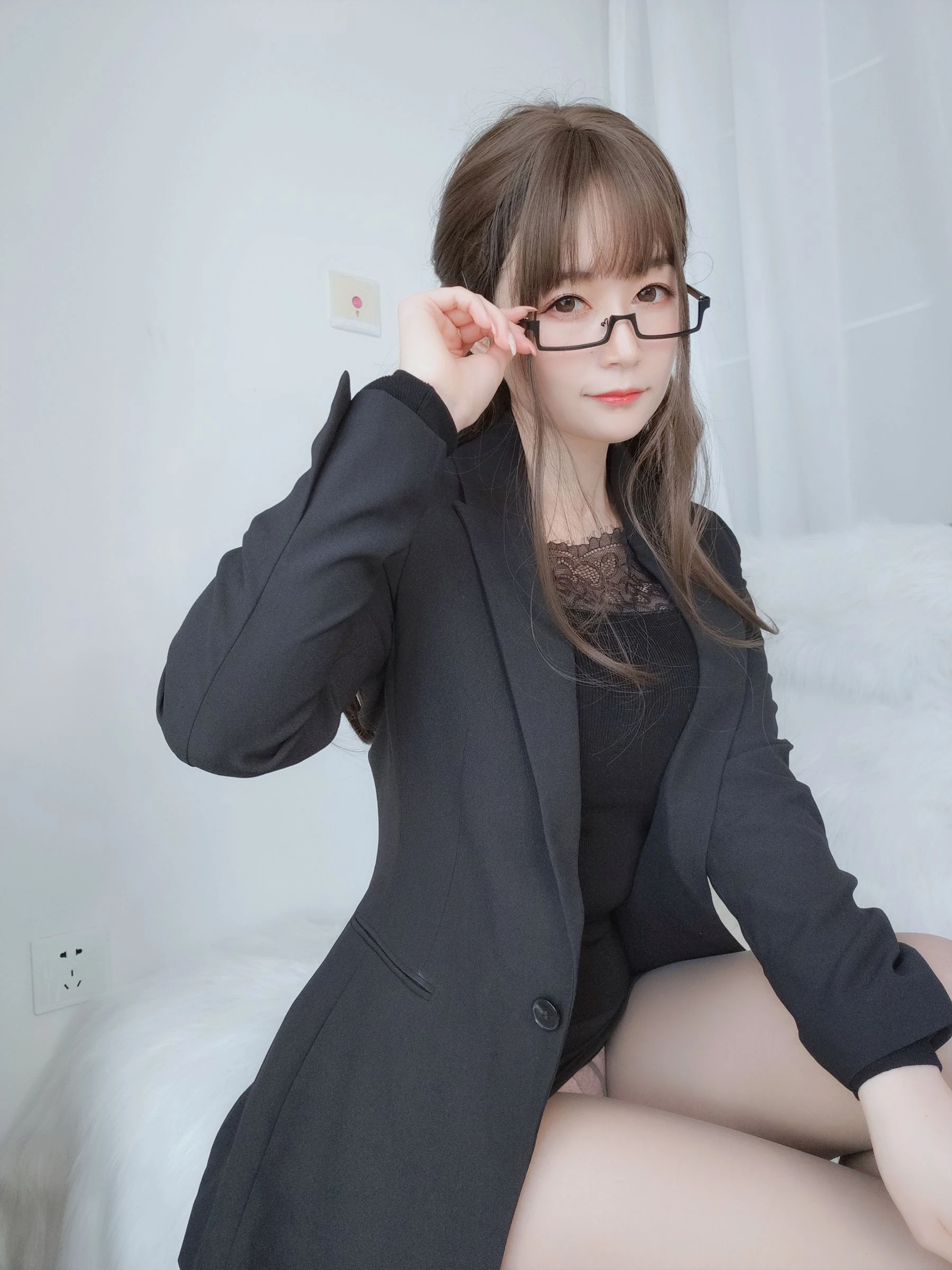 Coser小姐姐白银 – 黑西服插图1