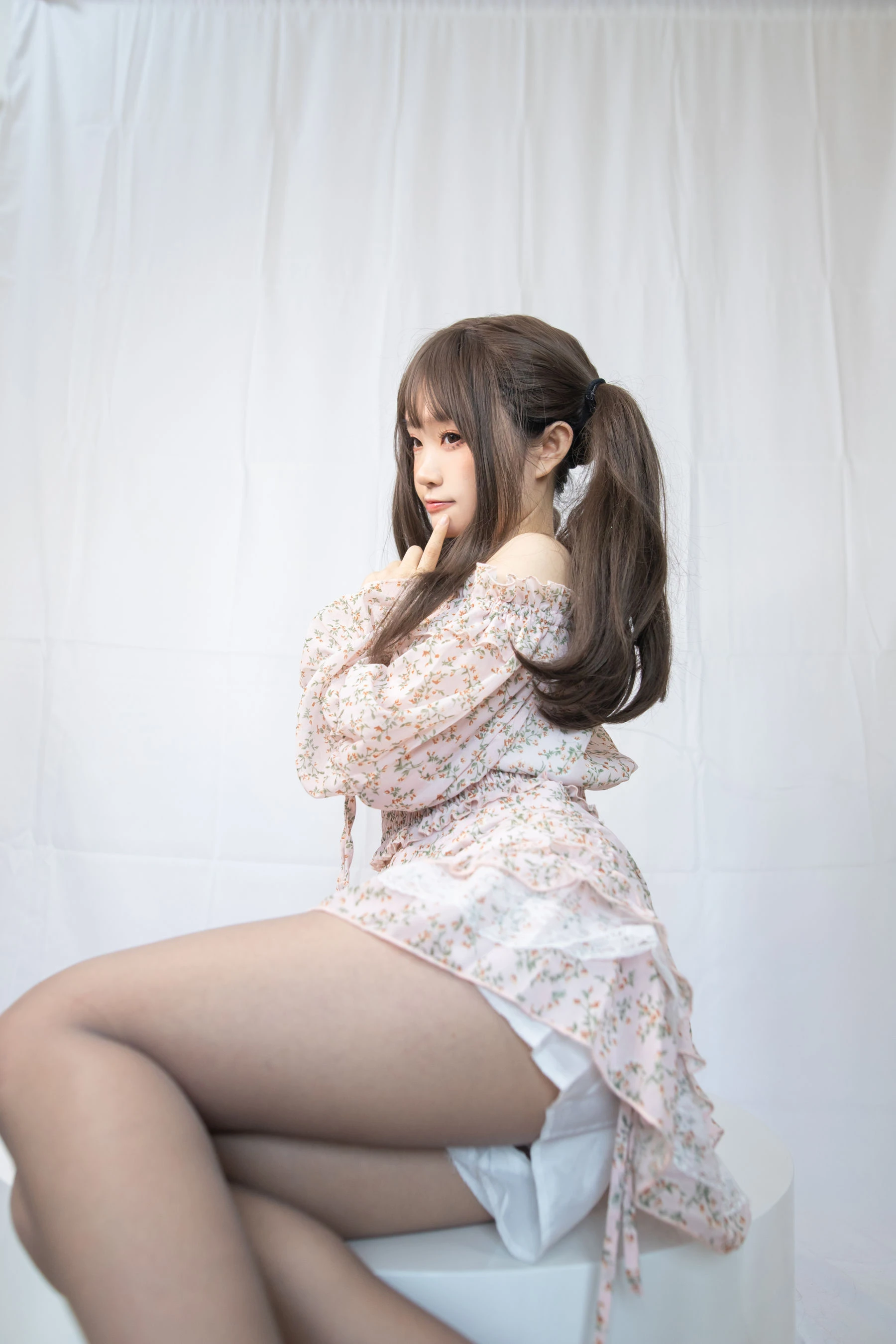 神沢永莉 – 灰丝花裙子|图集秀