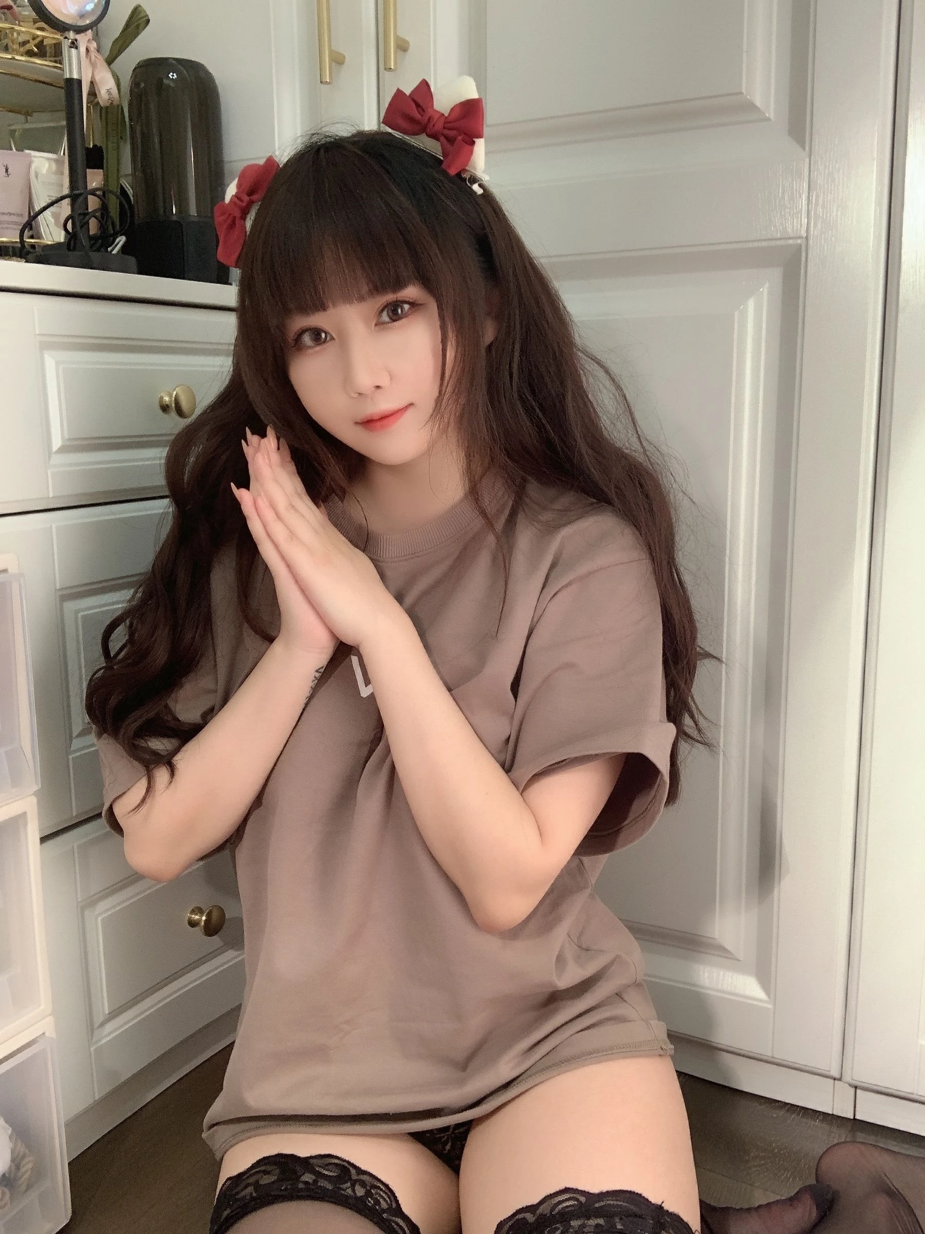 蜜桃少女是依酱呀 – T恤底下插图7