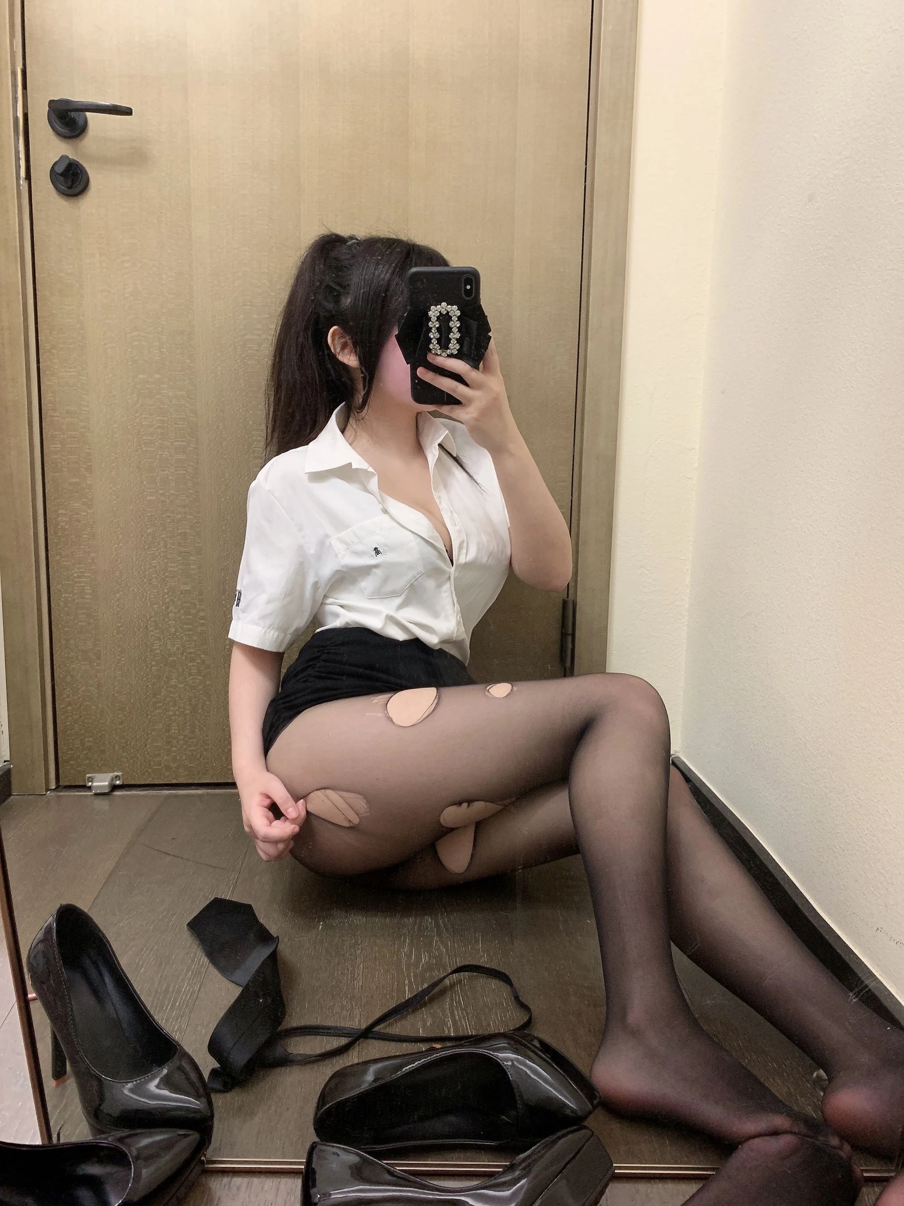 蜜桃少女是依酱呀 – 刚入职的新人插图3