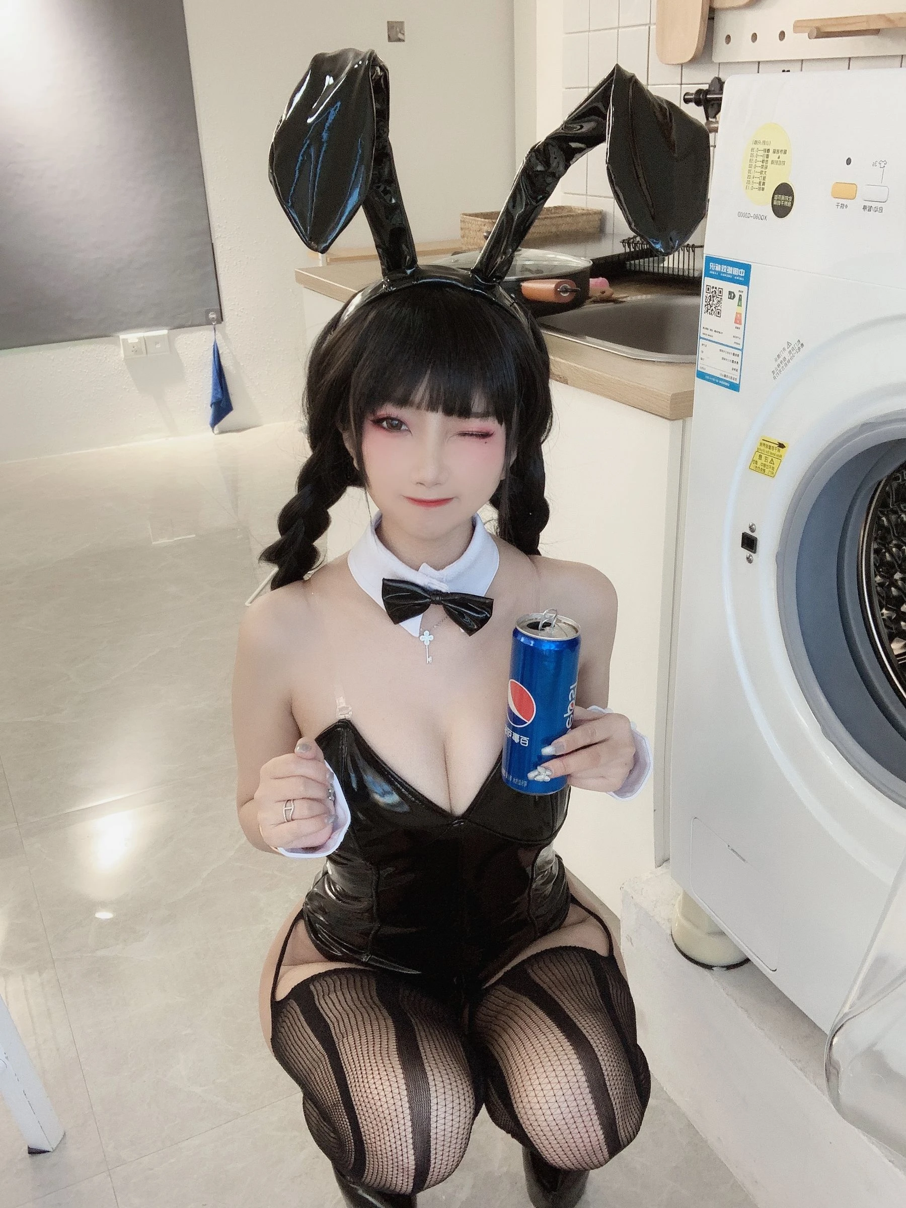 白嫩美少女鬼畜瑶 – 黑色兔女郎插图4