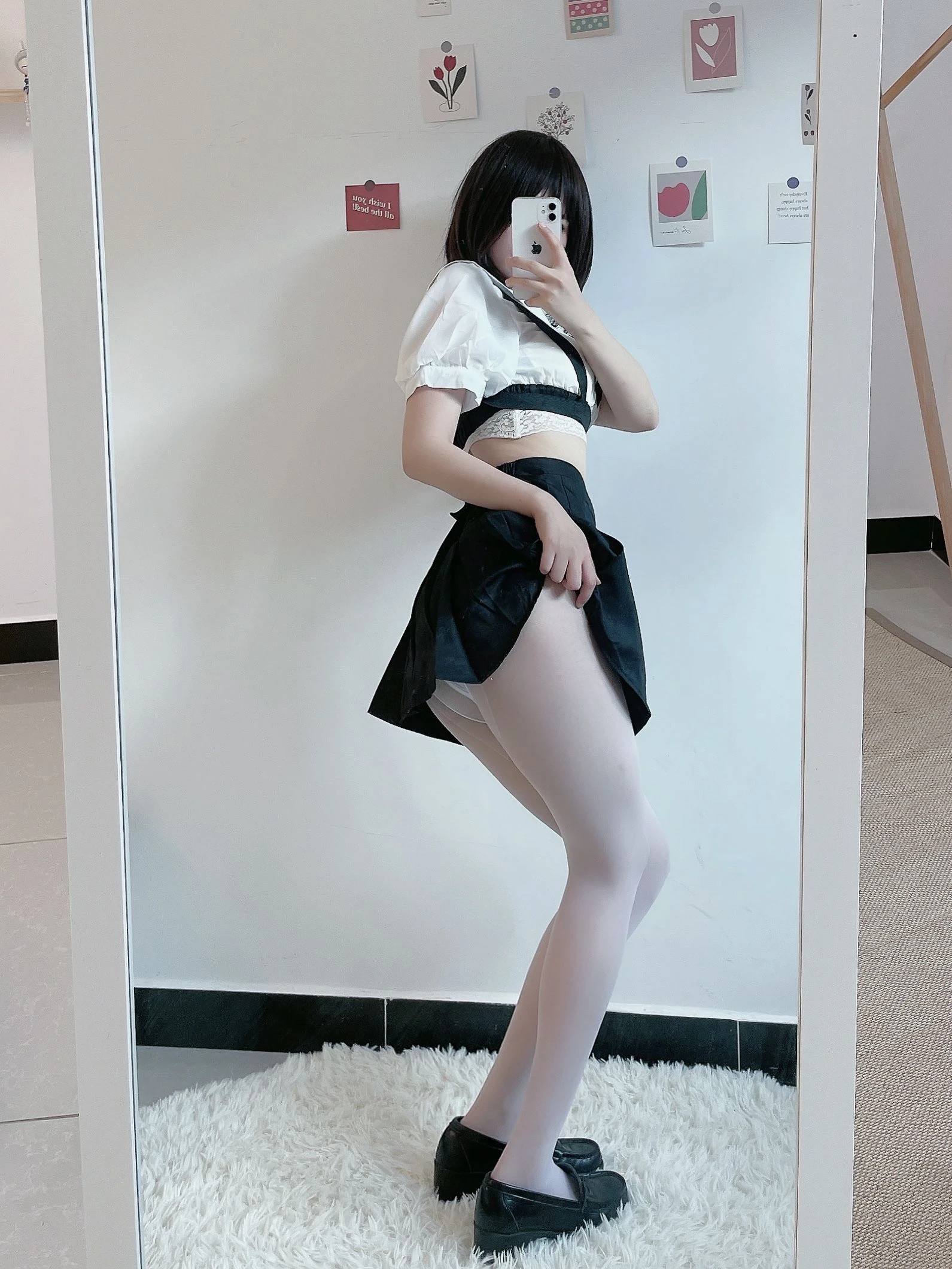 动漫博主田璐璐 – 白丝短裙插图1