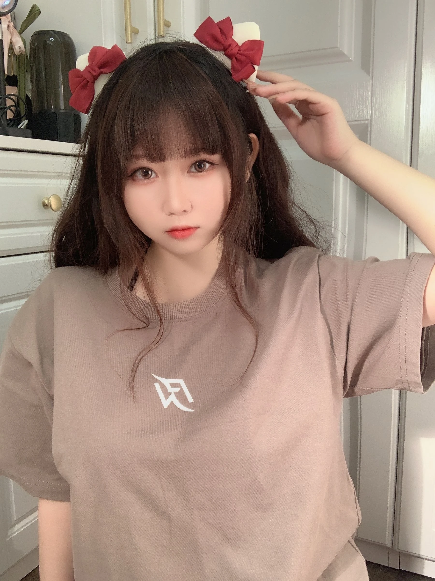 蜜桃少女是依酱呀 – T恤底下插图2