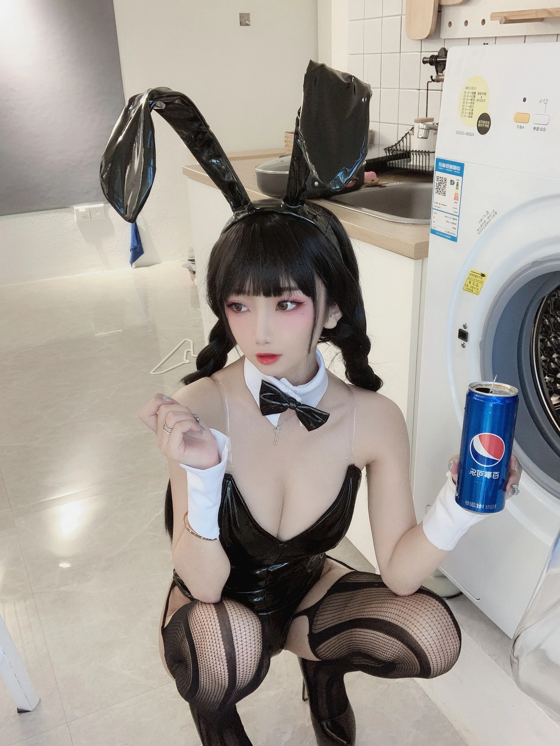 白嫩美少女鬼畜瑶 – 黑色兔女郎插图1