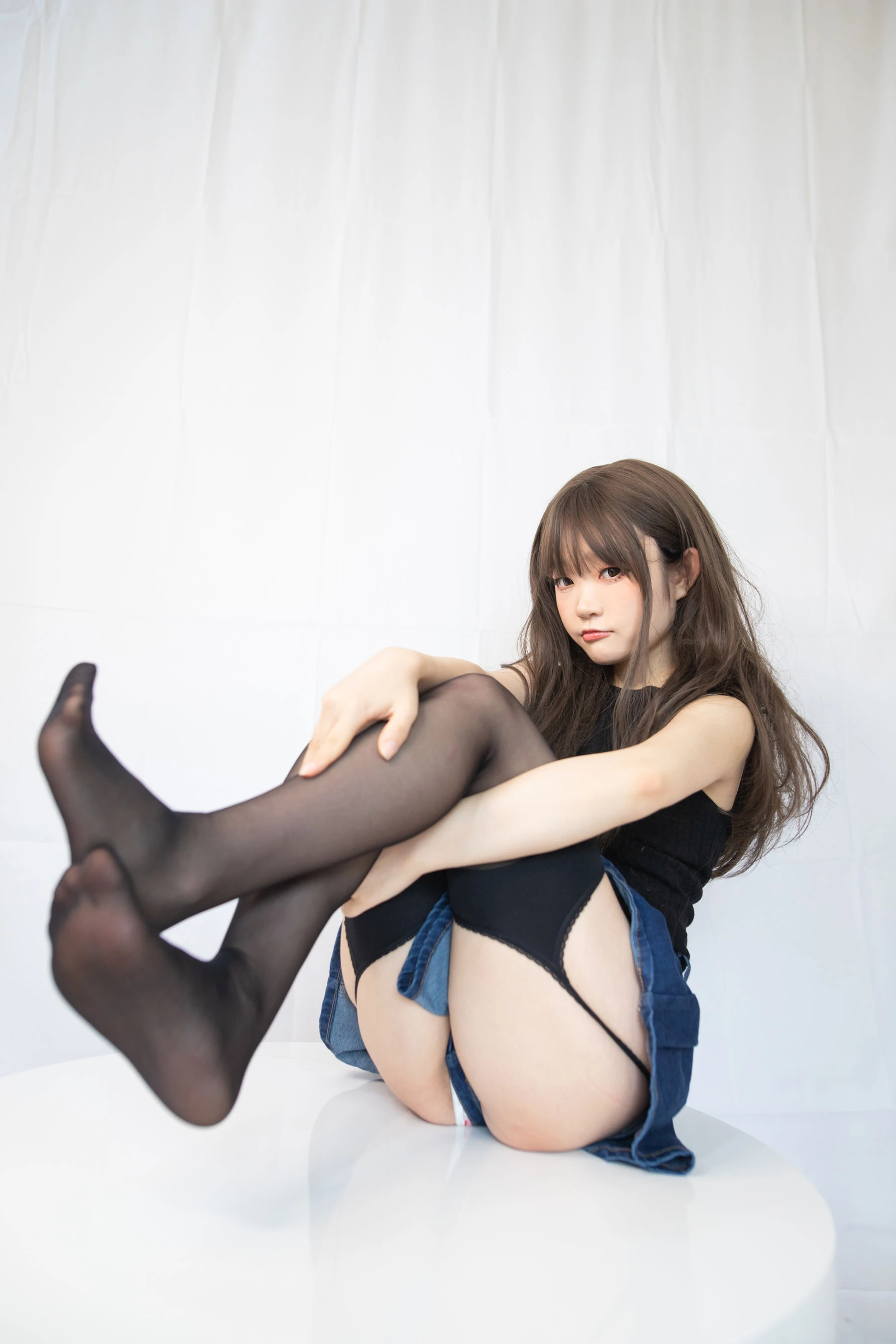 神沢永莉 – 毛衣牛仔裙吊带黑丝插图2