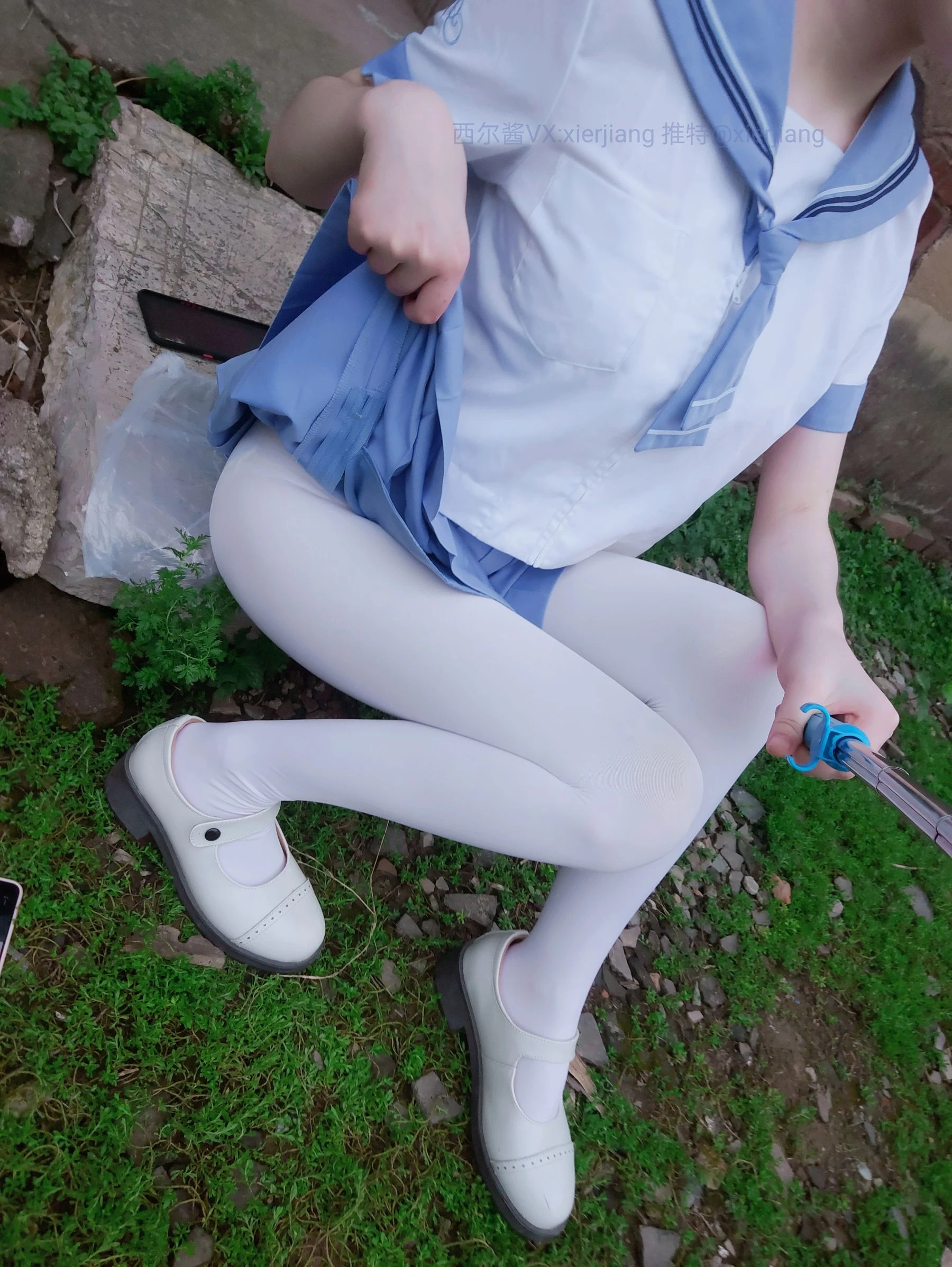 微博萌妹子西尔酱 – 青草水手服插图2