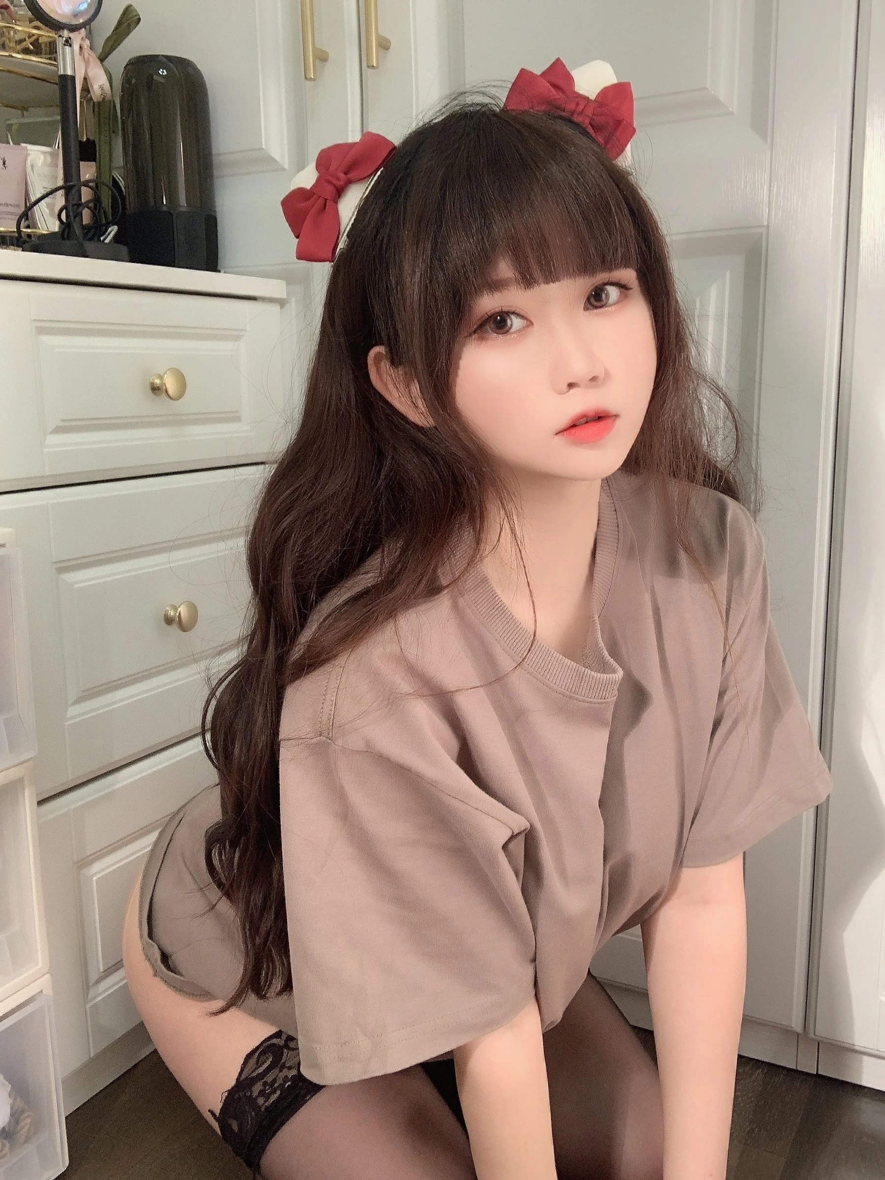 蜜桃少女是依酱呀 – T恤底下插图1