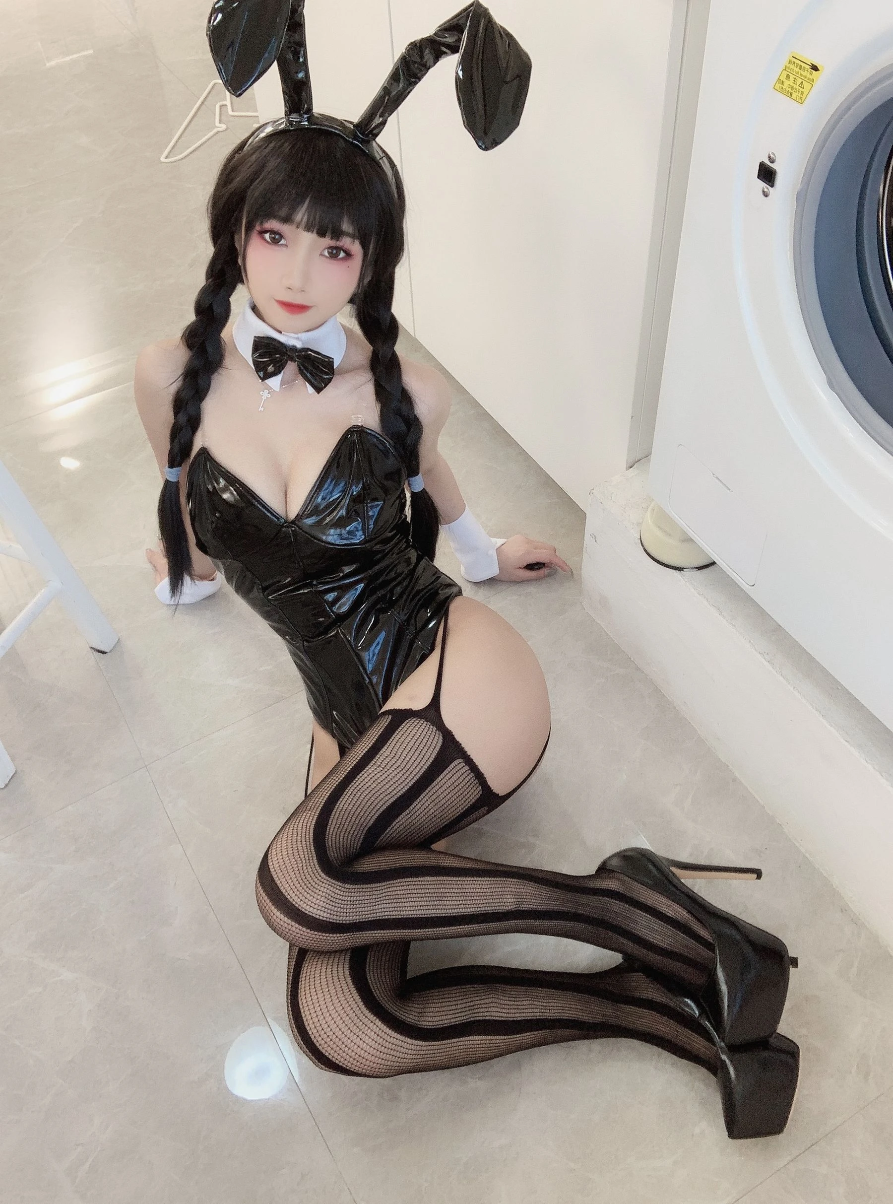 白嫩美少女鬼畜瑶 – 黑色兔女郎插图5